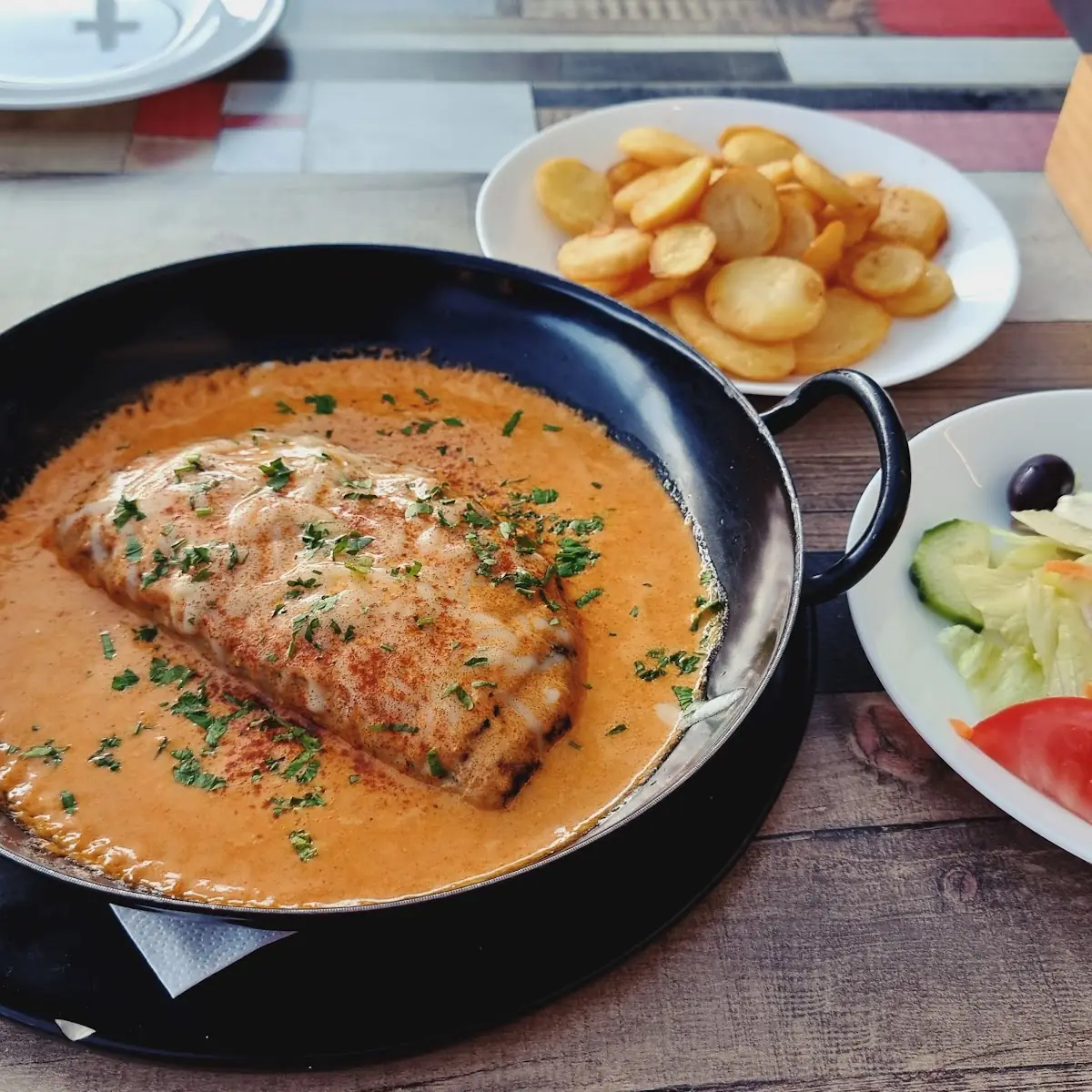Beefteki In Metaxasauce Und Käse Überbacken