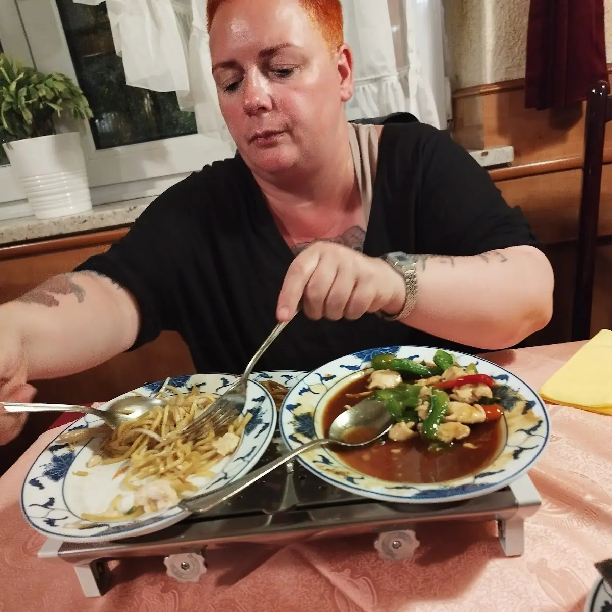 Gebackenes Hühnerfleisch Mit Gebratenen Nudeln