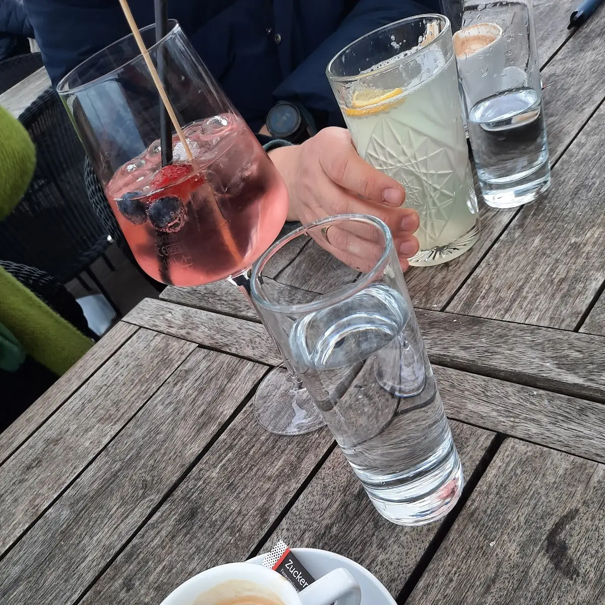 Lillet Berry Verlängert Schwarz Und Soda Zitrone