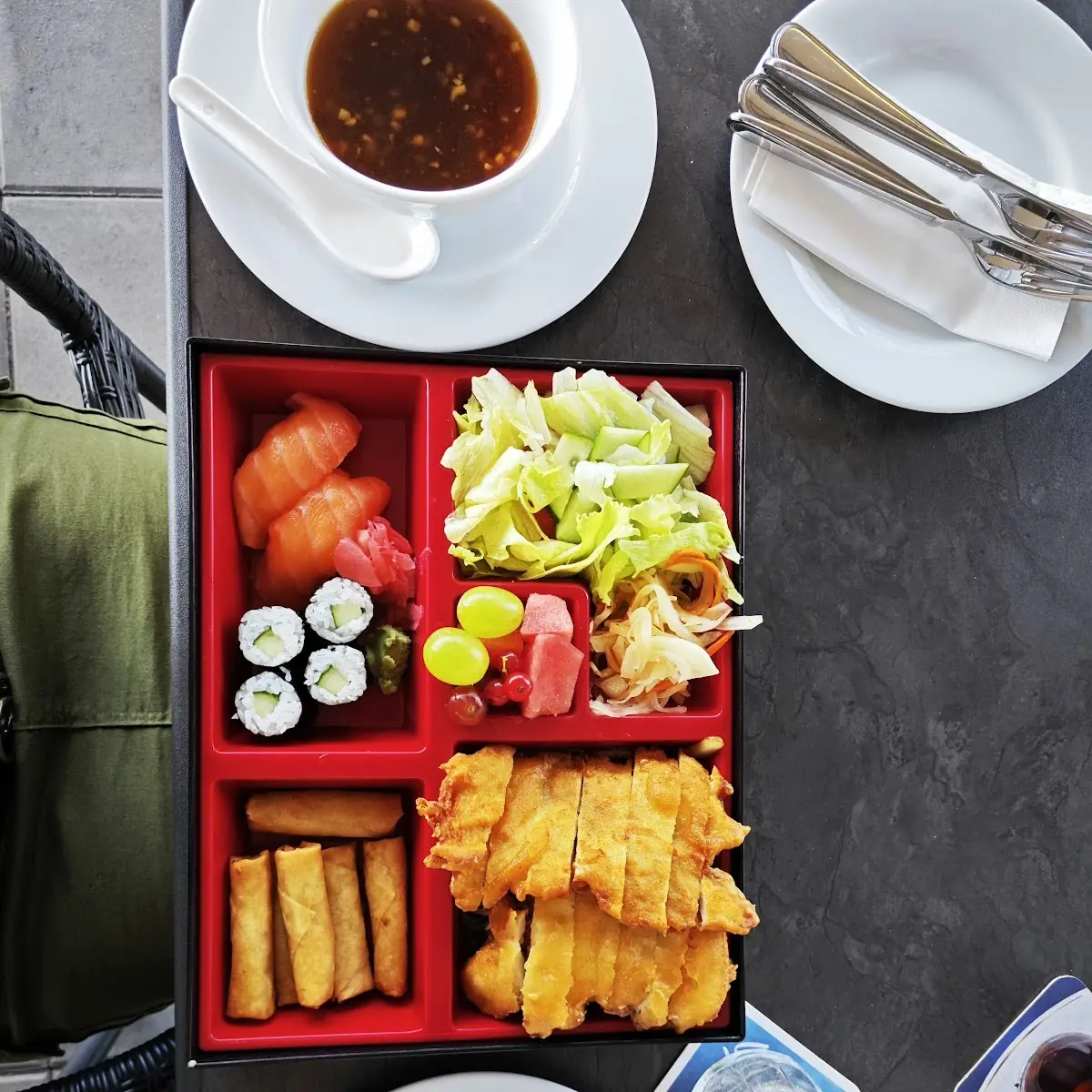 Lachs Teriyaki Bento mit Wok Gemüse