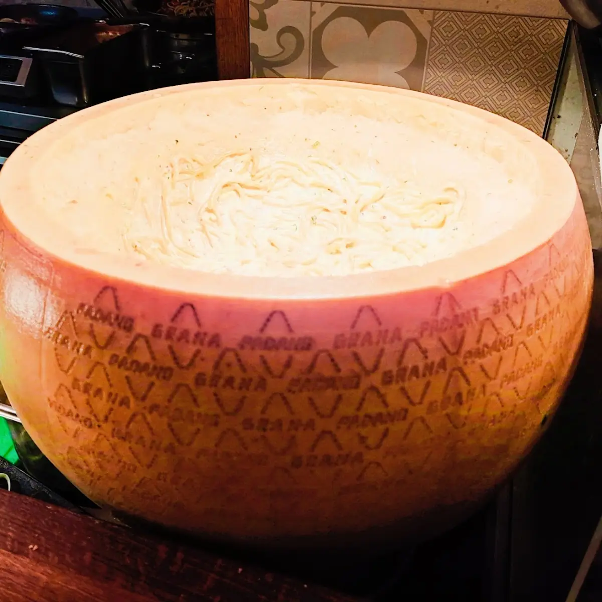 Spaghetti Nella Forma Di Parmigiano
