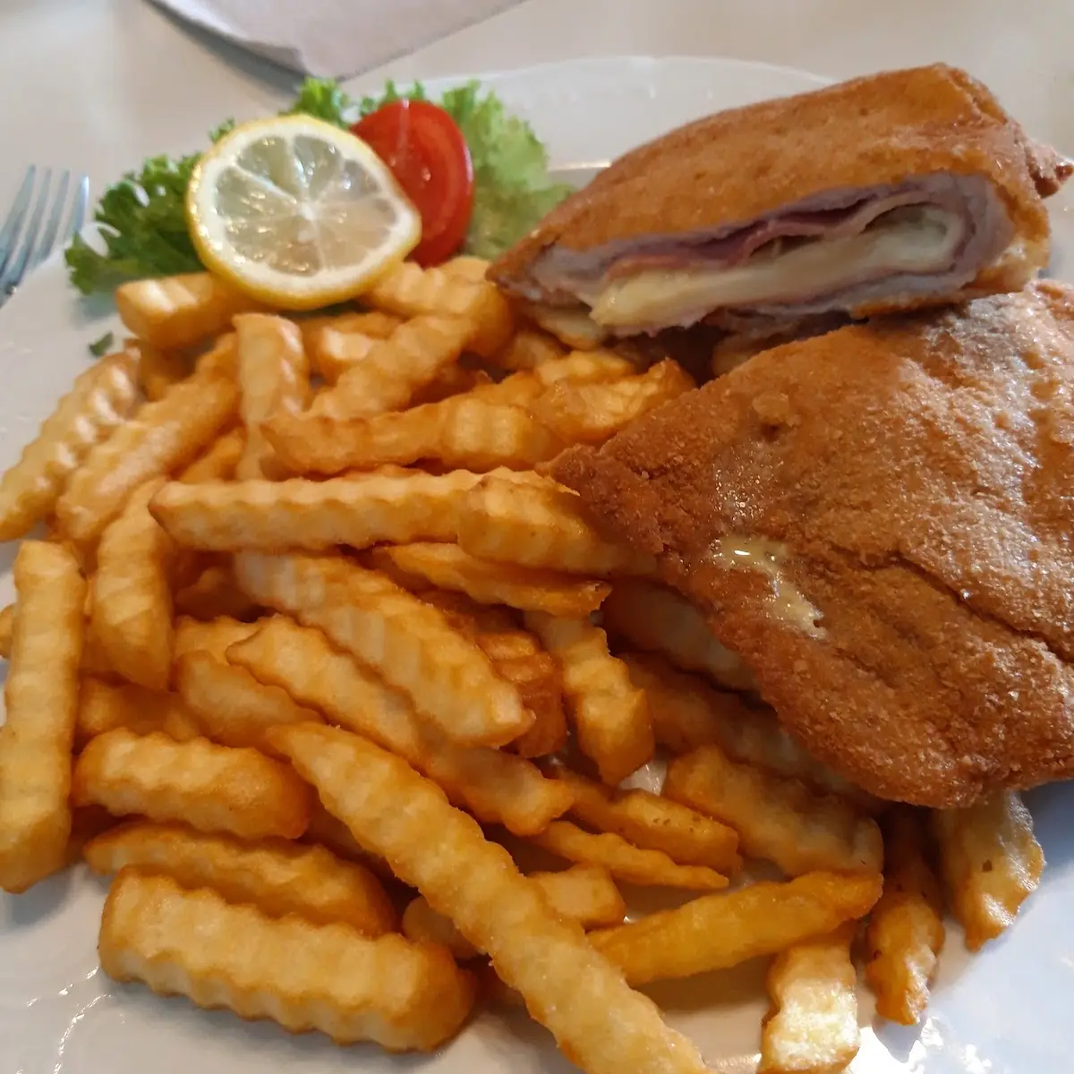 Cordon Bleu Mit Pommes Und Salat