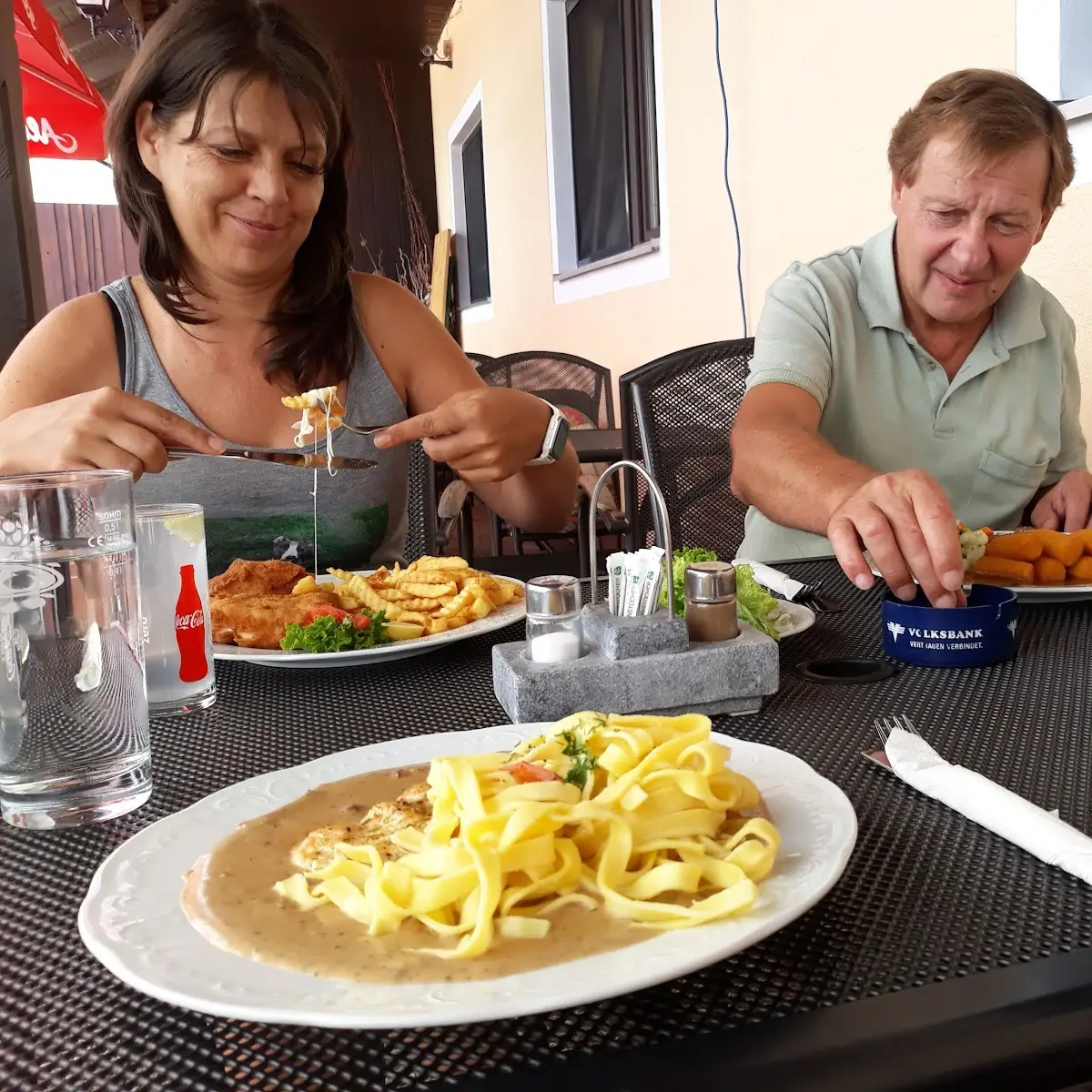 Huhn Mit Eierschwammerlsoß Und Bandnudeln