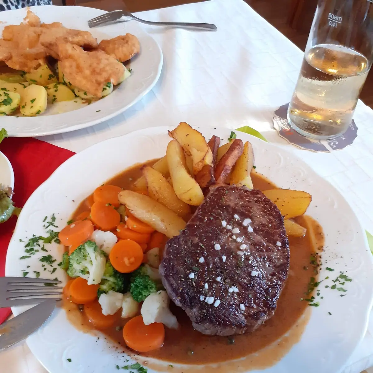 Rinderfilet Mit Gemüse Und Bratkartoffeln