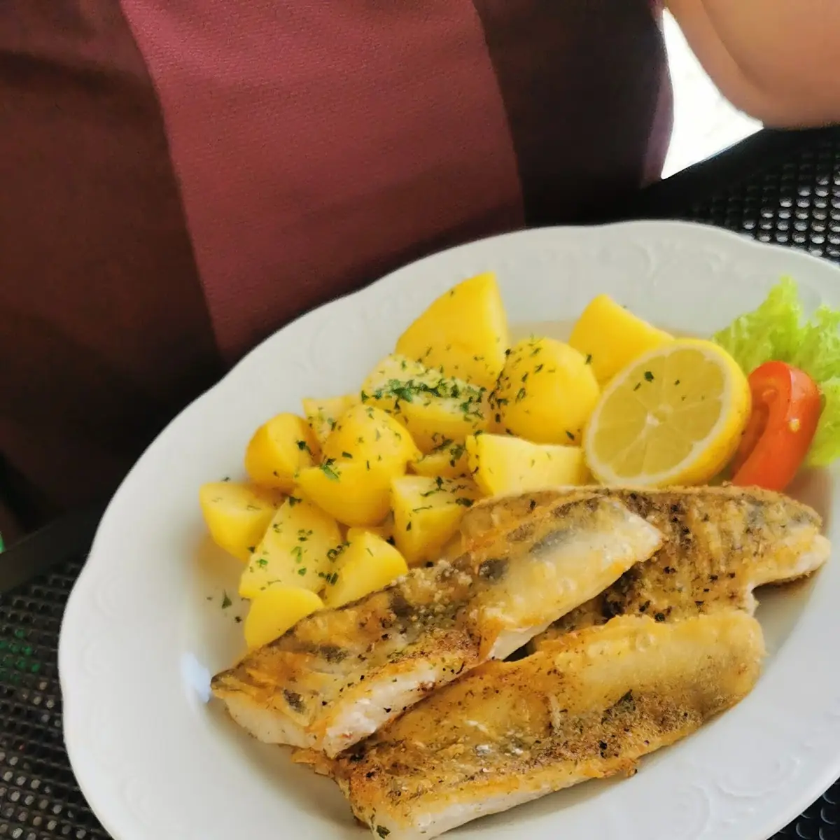 Sebling Mit Bratkartoffeln Und Salat