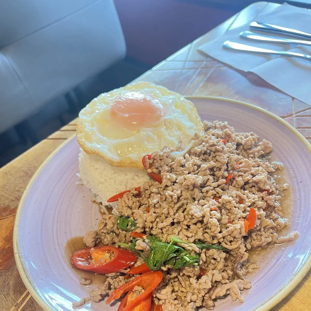 กระเพราหมูสับไข่ดาว
