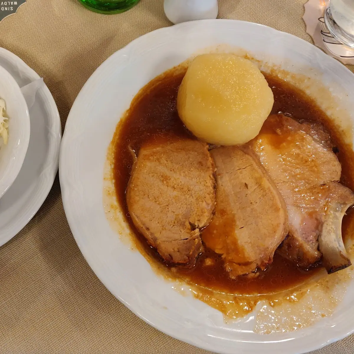 Schweinskarree Mit Waldviertlerknödel Und Krautsalat