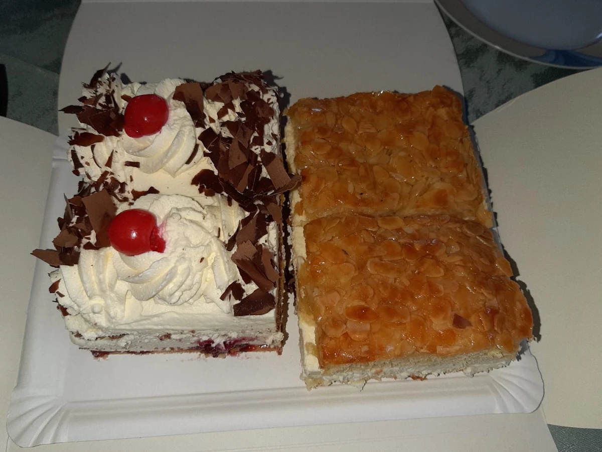 Vooral De Bienenstich Rechts Op De Foto Is Heerlijk