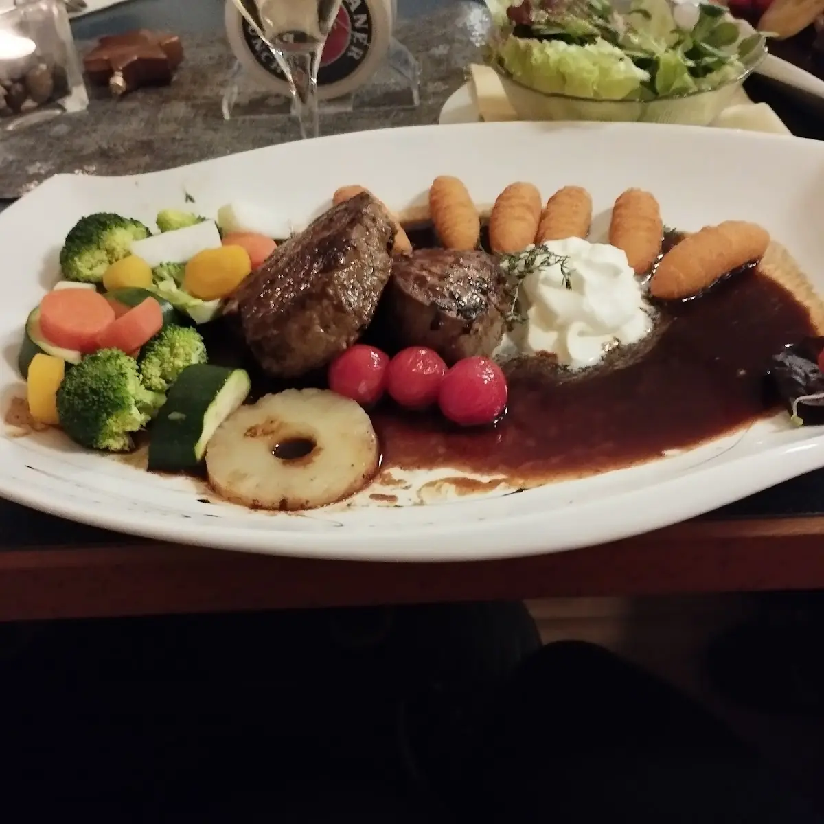 Tournedos An Portweinglace Mit Kroketten Und Gemüse