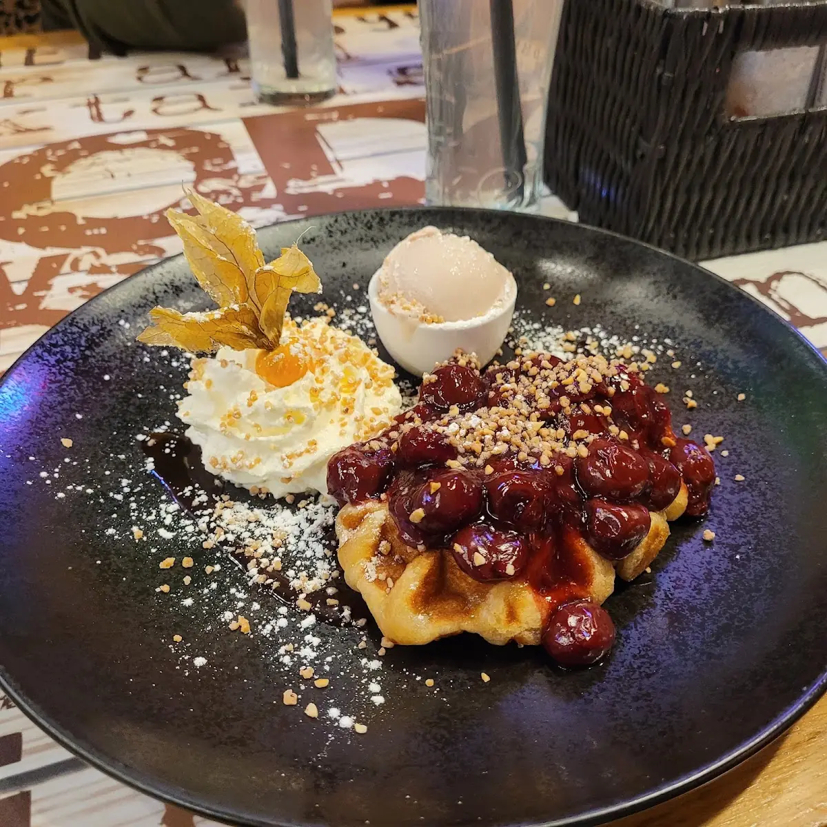 Belgische Waffel Mit Eis Und Früchten