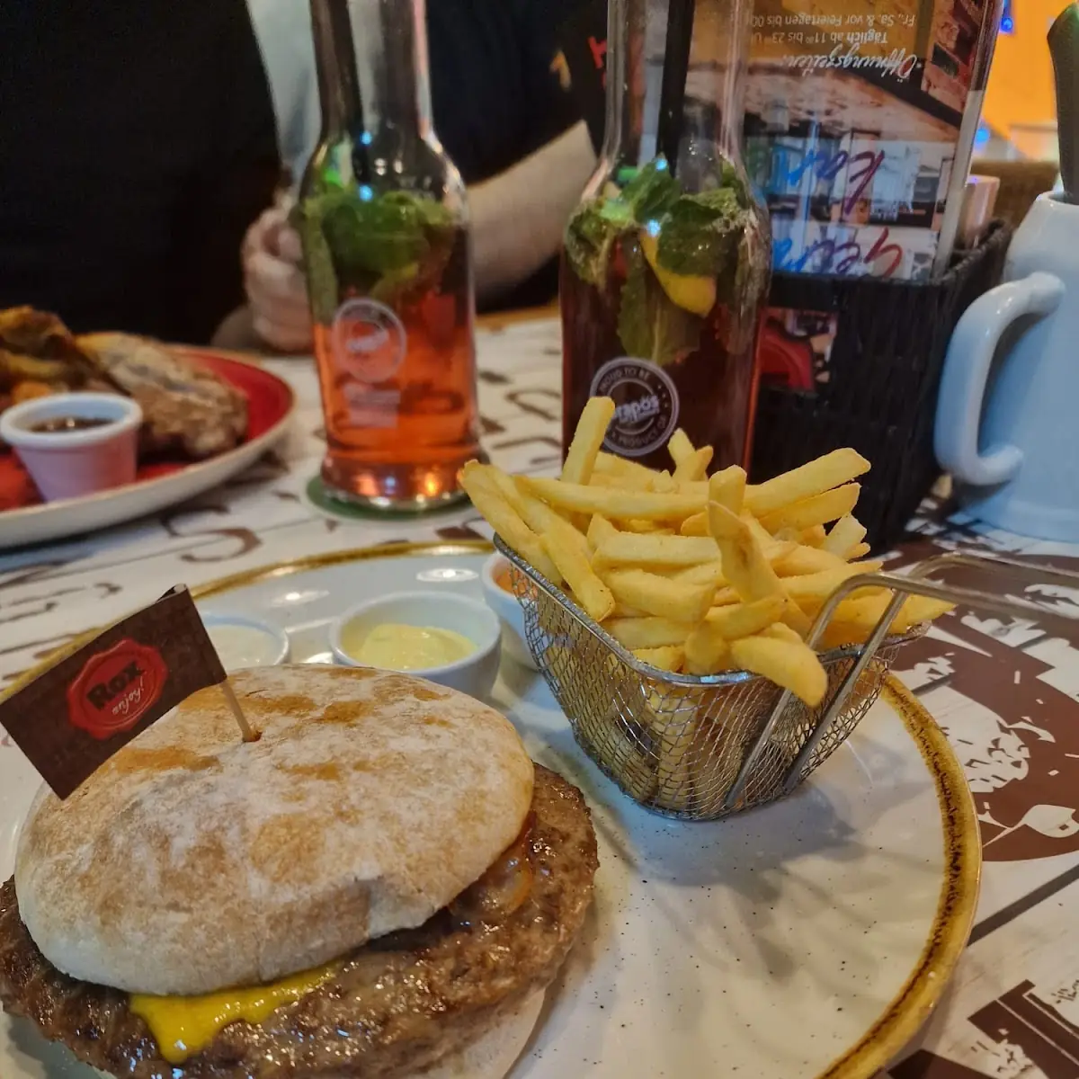 Cheese Burger Mit Pommes