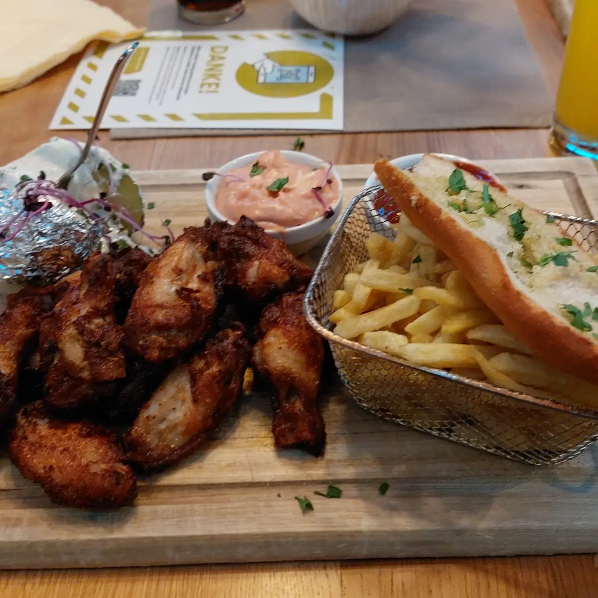 Chickenwings Patat Knoflookbroodje