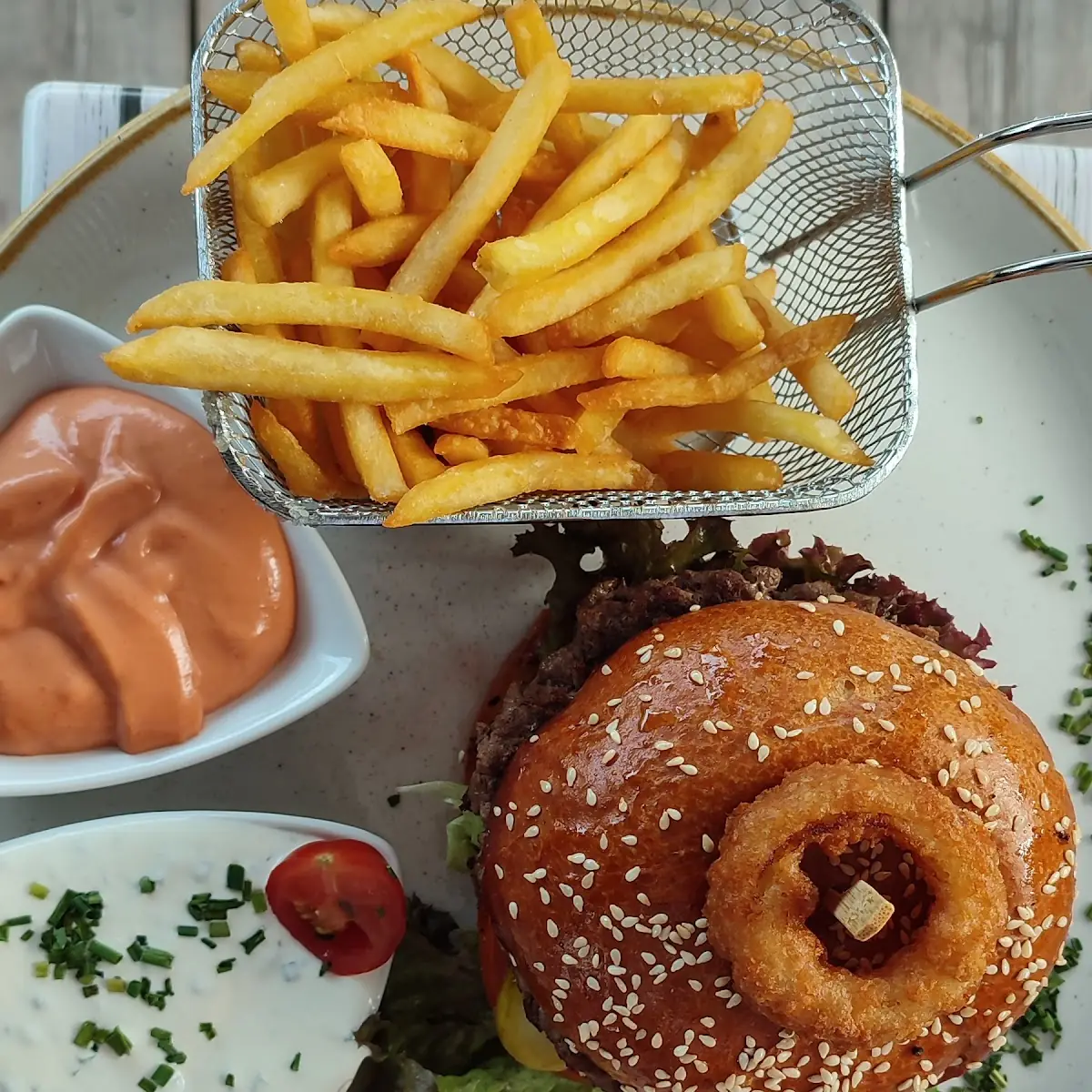 Hamburger Mit Pommes Und Cocktail Soße