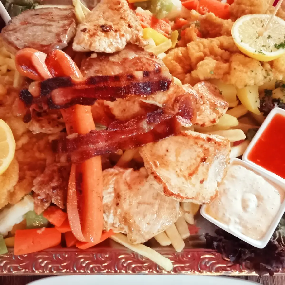Grigliata Mista Con Viennese Patate Fritte Patate Lesse E Verdure Miste