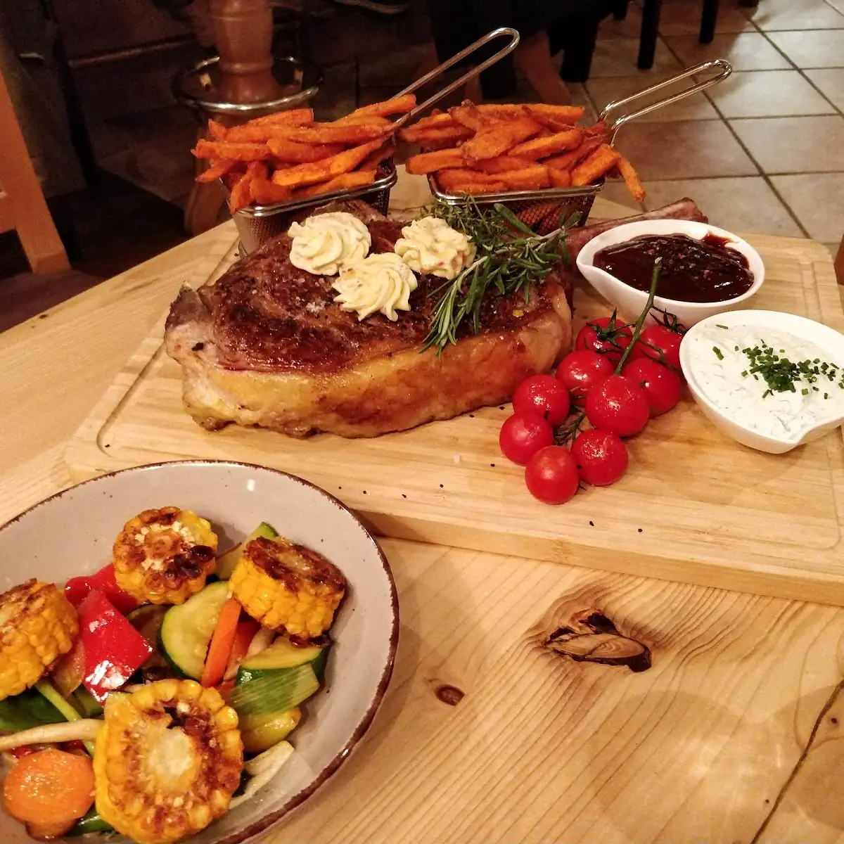 Tomahawk Steak An Süßkartoffel-pommes Mit Grillgemüse Und Whisky-butter