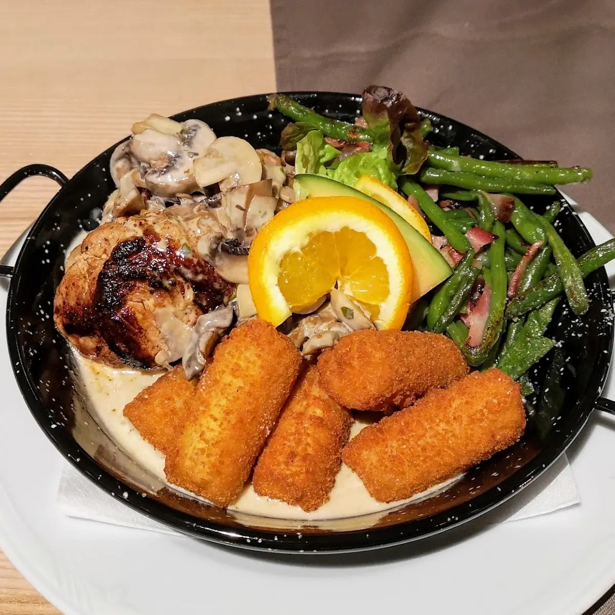 Schweinefilet Mit Kroketten Und Bohnen