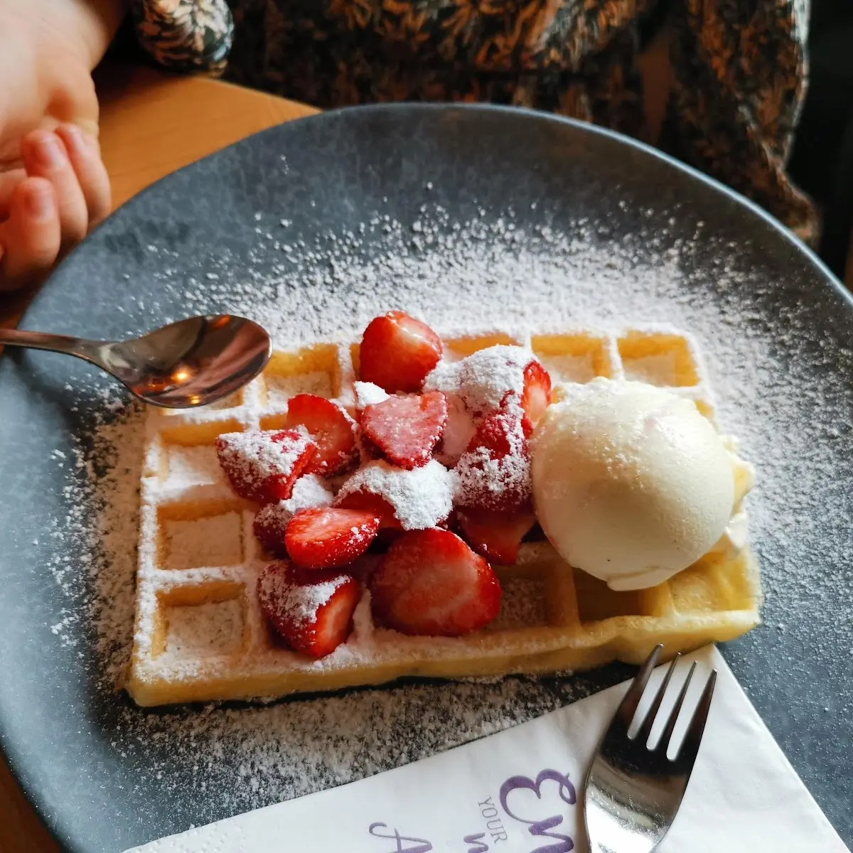 Glutenfeie Waffel Mit Früchten Und Eis