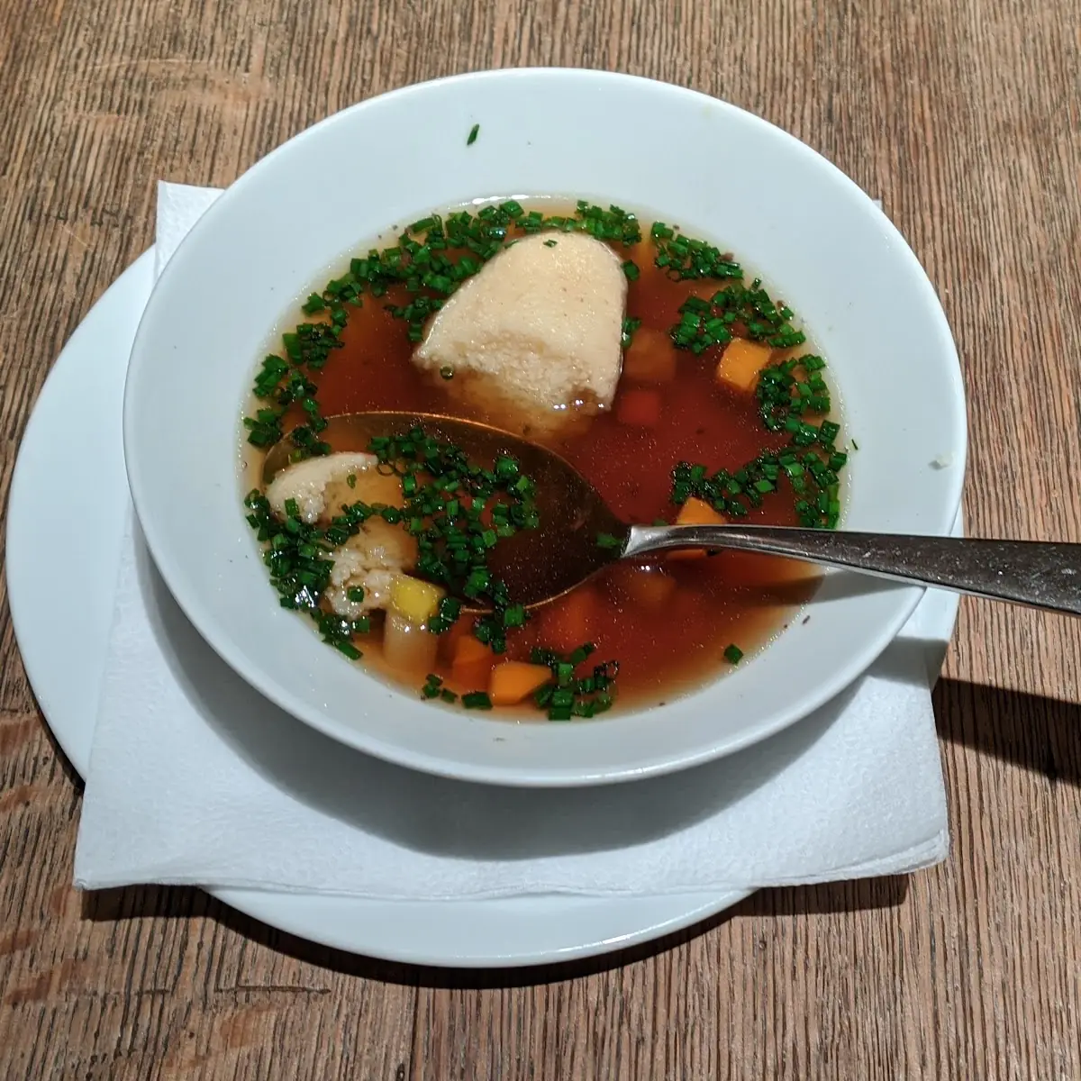 Kräftige Rindsbouillon Mit Hausgemachten Frittaten Oder Grießnockerl Dazu Gemüsewürfel