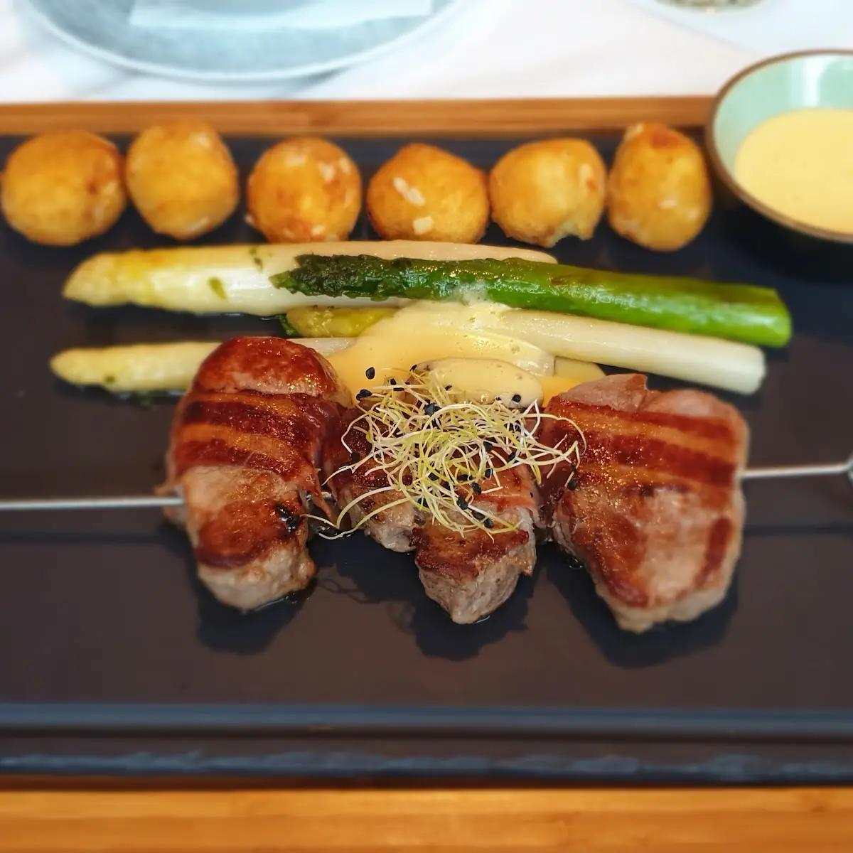 Schweinemedaillons Mit Spargel Und Mandelbällchen