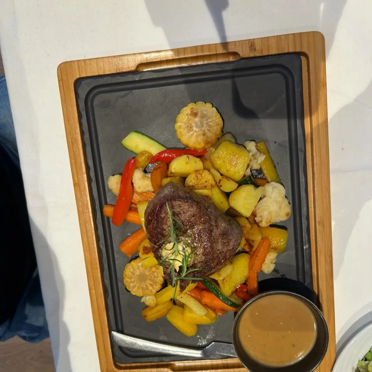 Steak Mit Gemüse Und Pommes