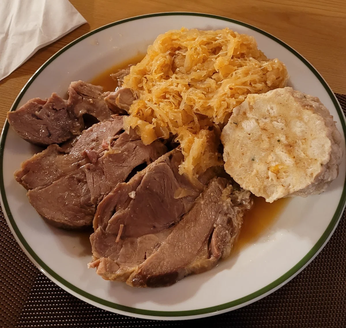 Schweinsbraten Mit Knödel Und Sauerkraut