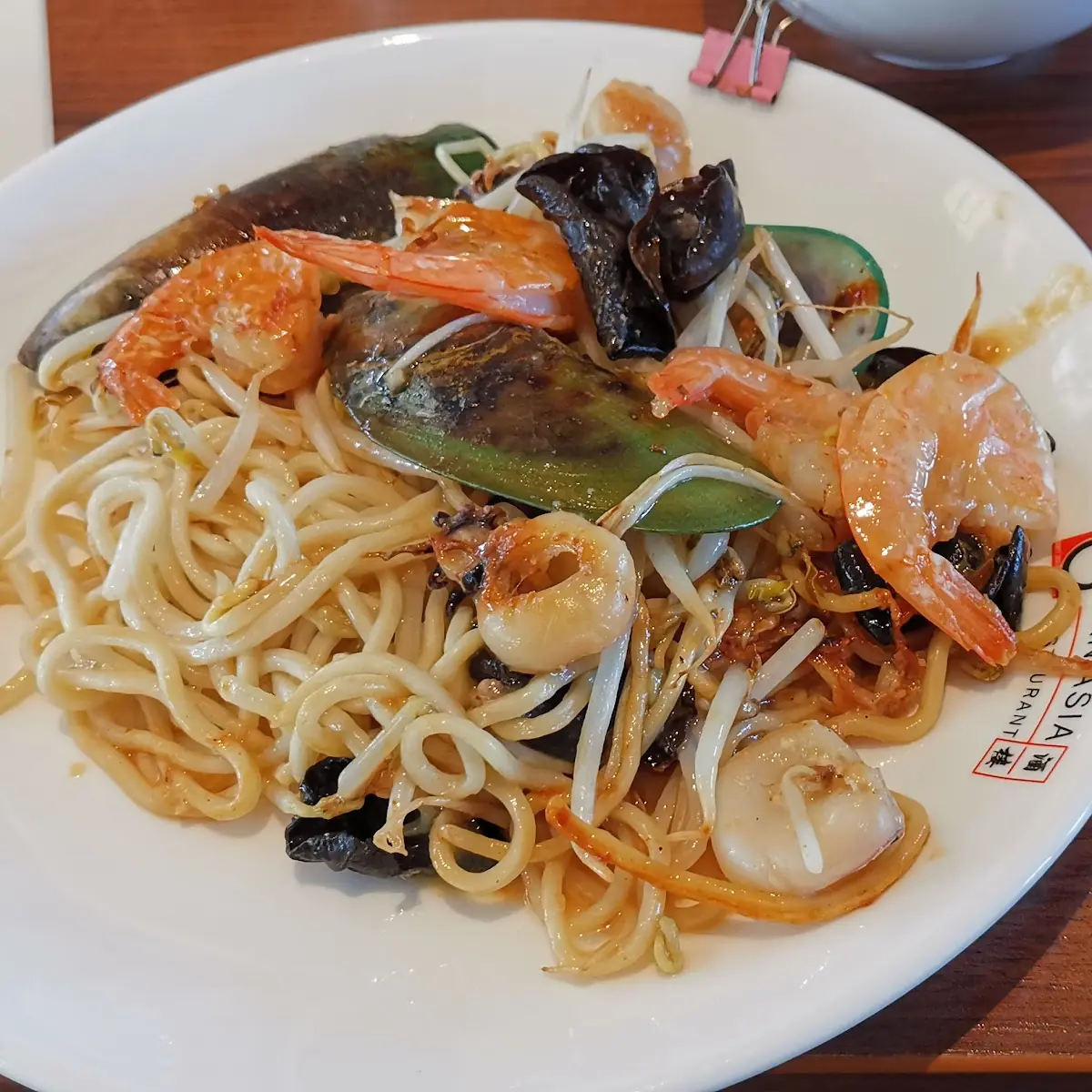 Muscheln Garnelen Tintenfische Morcheln Nudeln Und Sprossen In Knoblauch Sauce