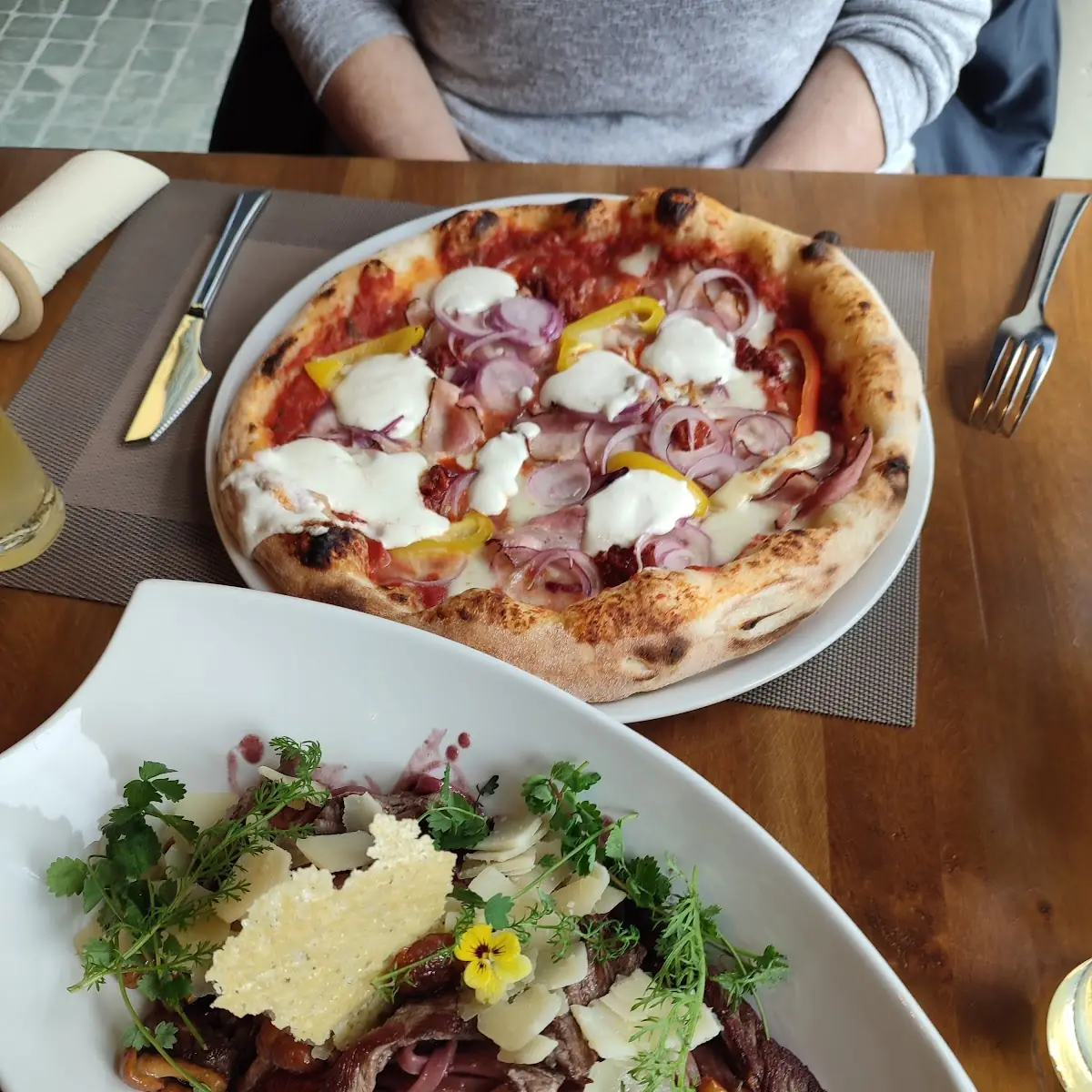 Pizza Hungaria Und Und Fettucini Und In Rotwein Und Filetstreifen Mit Eierschscgwammeri