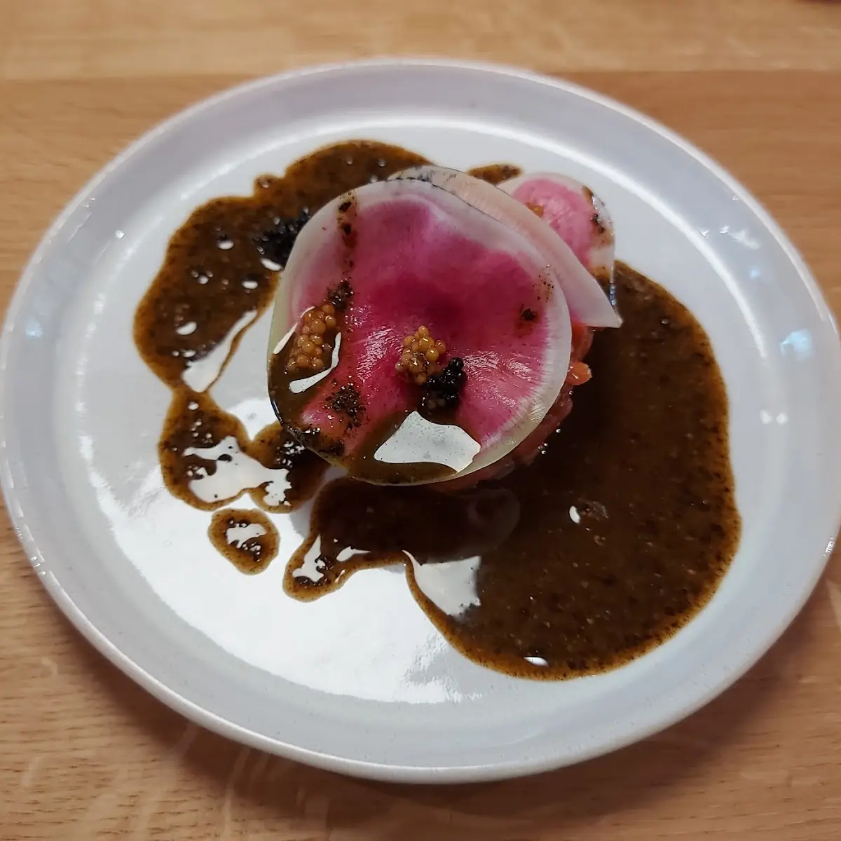 Beef Tartare Mit Hanfsamen Und Senfkörner