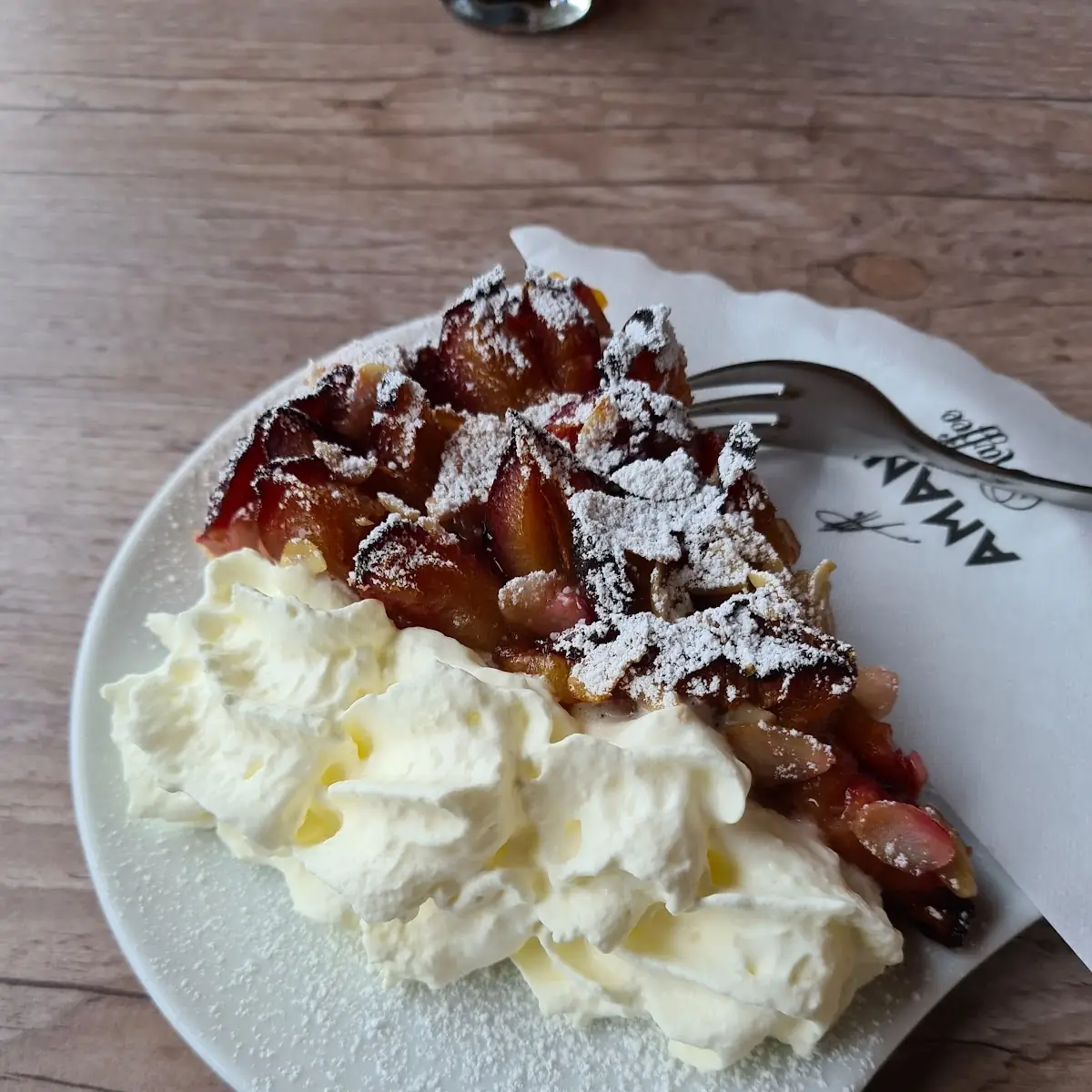 Pflaumenkuchen Und Sahne