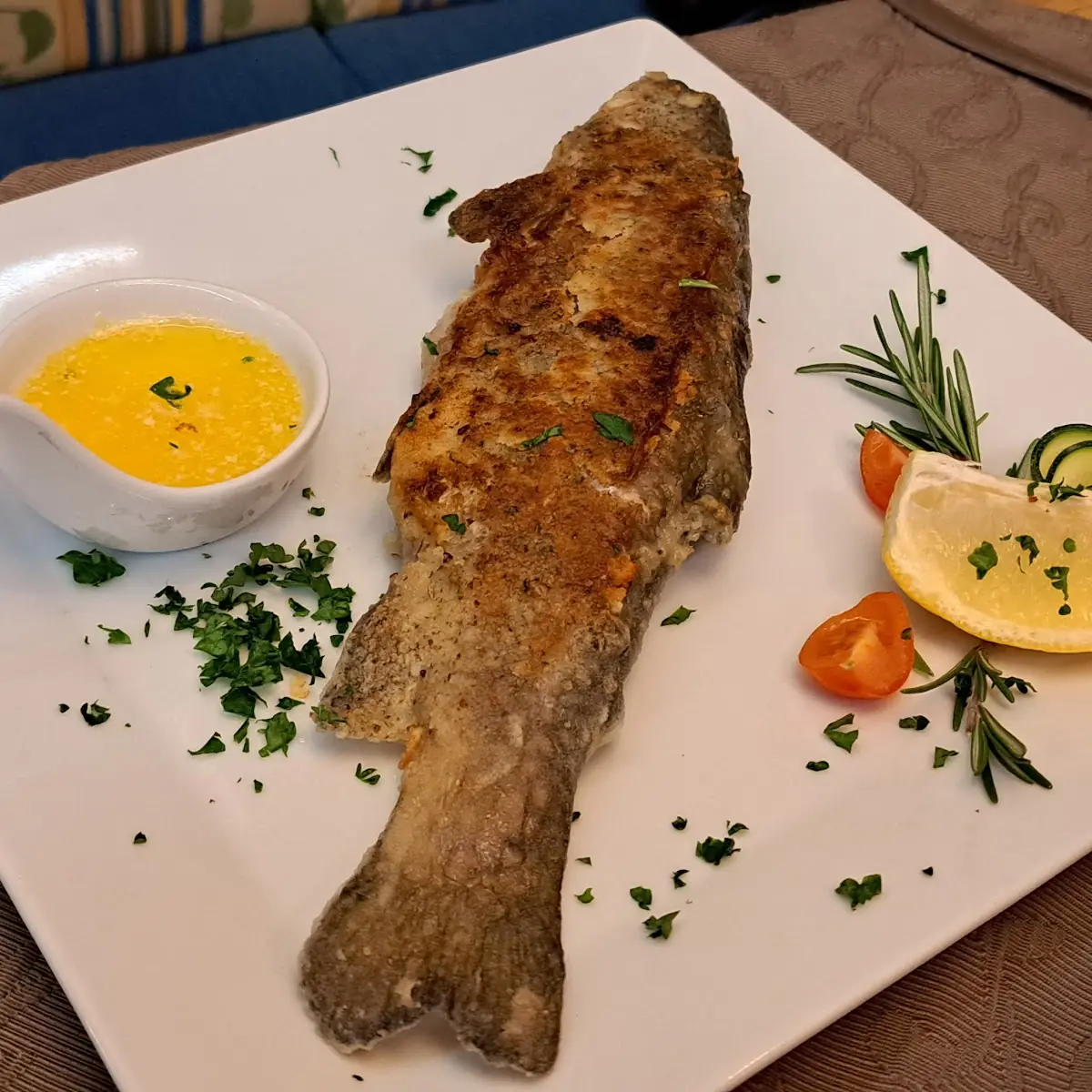 Ein Saibling Mit Kartoffeln Und Schönem Salatteller