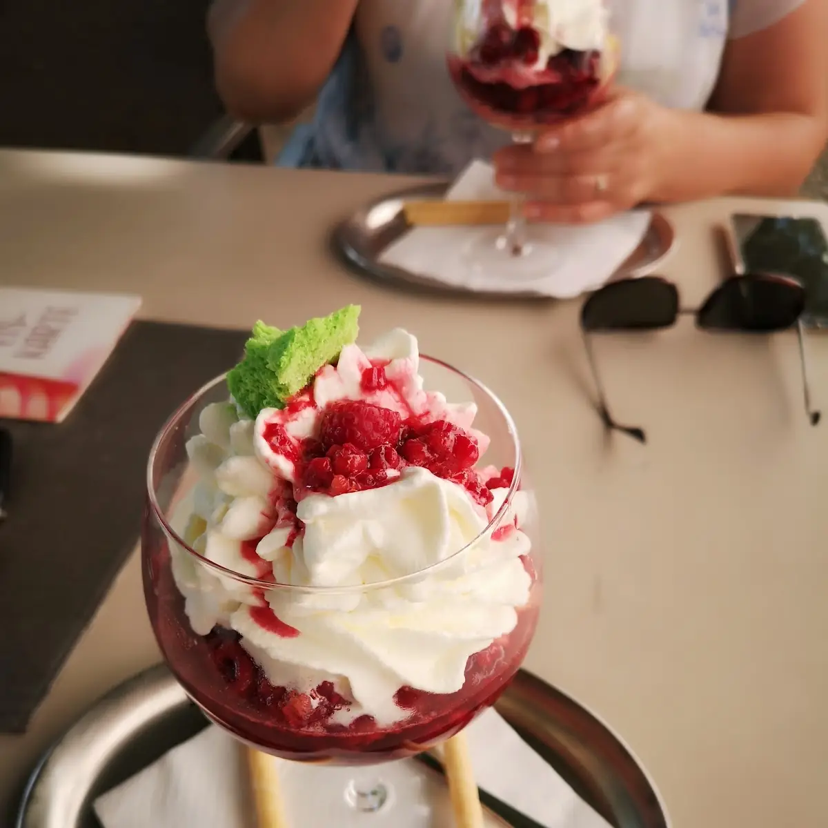 Eisbecher Mit Heißen Himbeeren