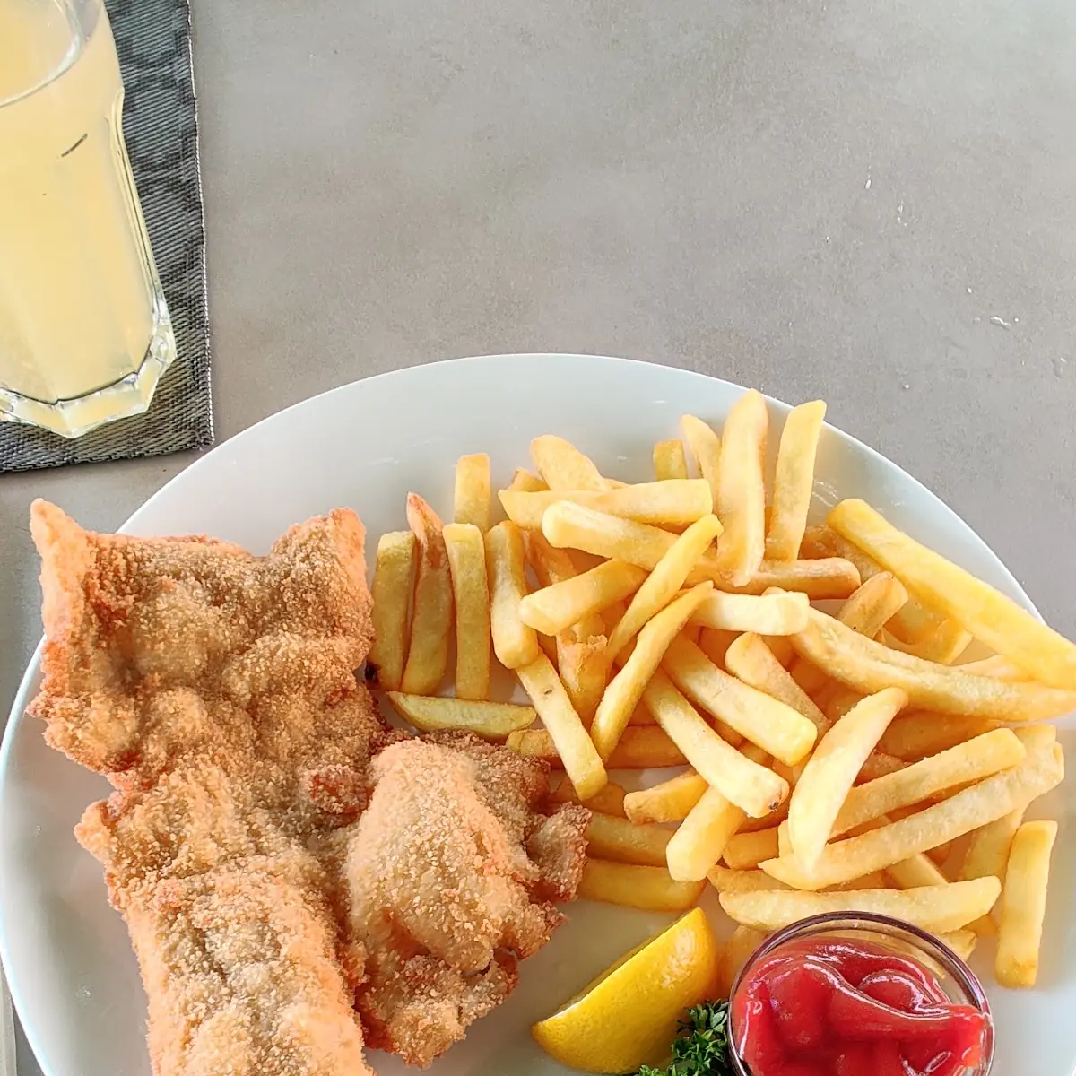 Wiener Schnitzel Mit Pommes Frites