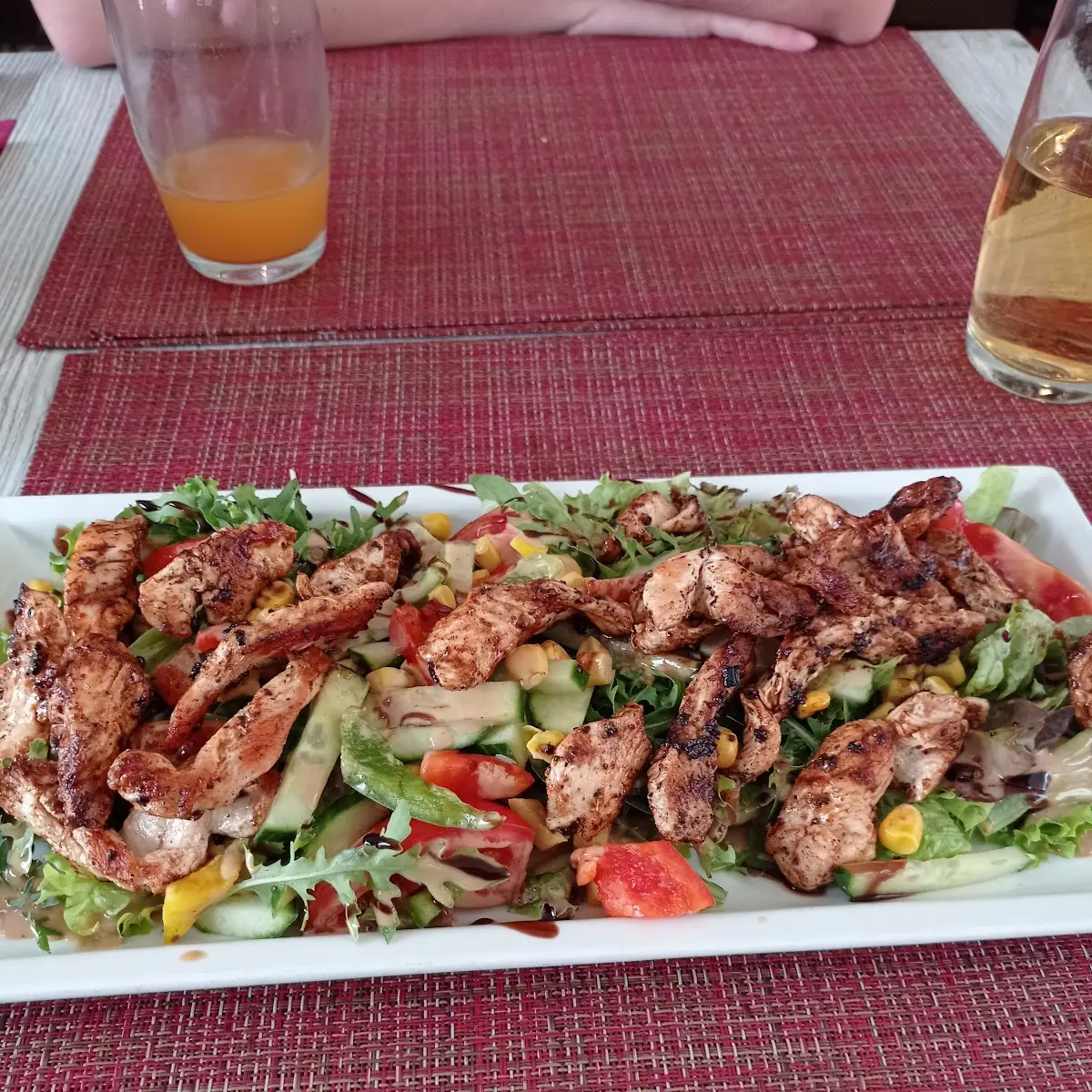 Blattsalat Mit Gegrillten Hühnerstreifen