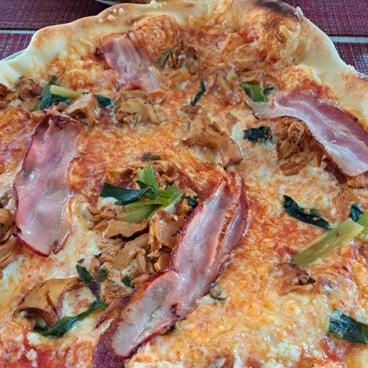 Eierschwammerlpizza Mit Speck Und Knoblauch