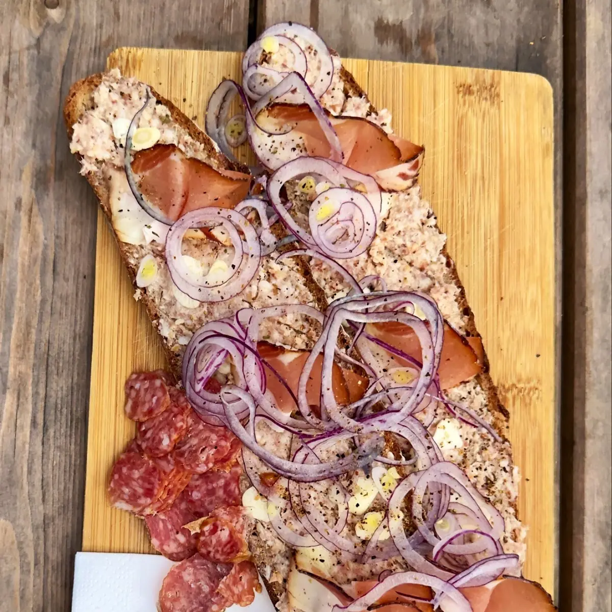 Verhackert Brot