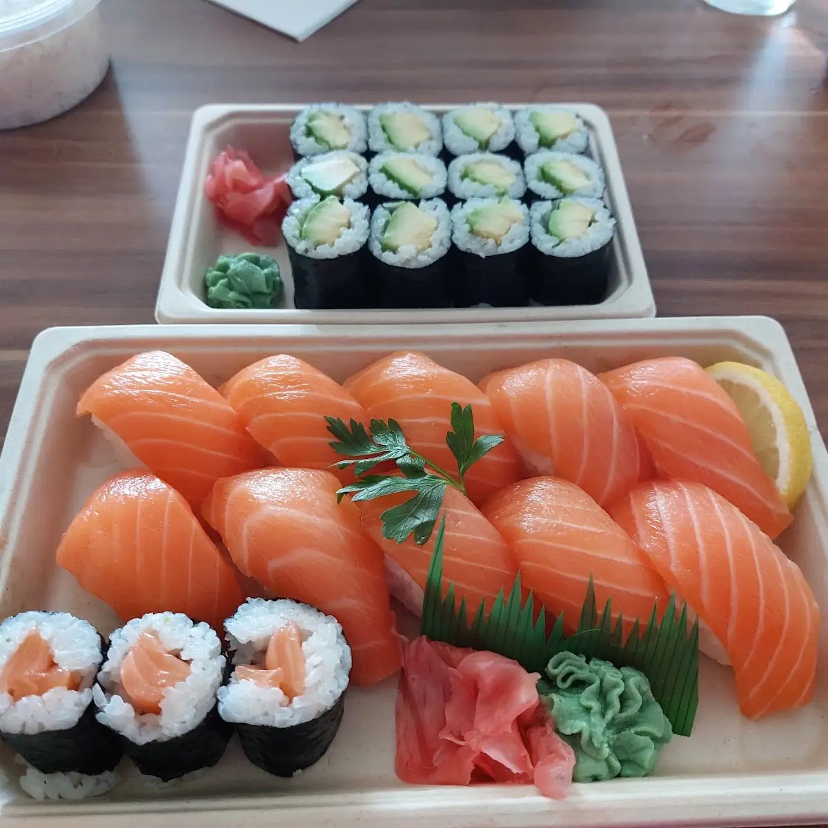 Sake Sushi Und Avocado Maki