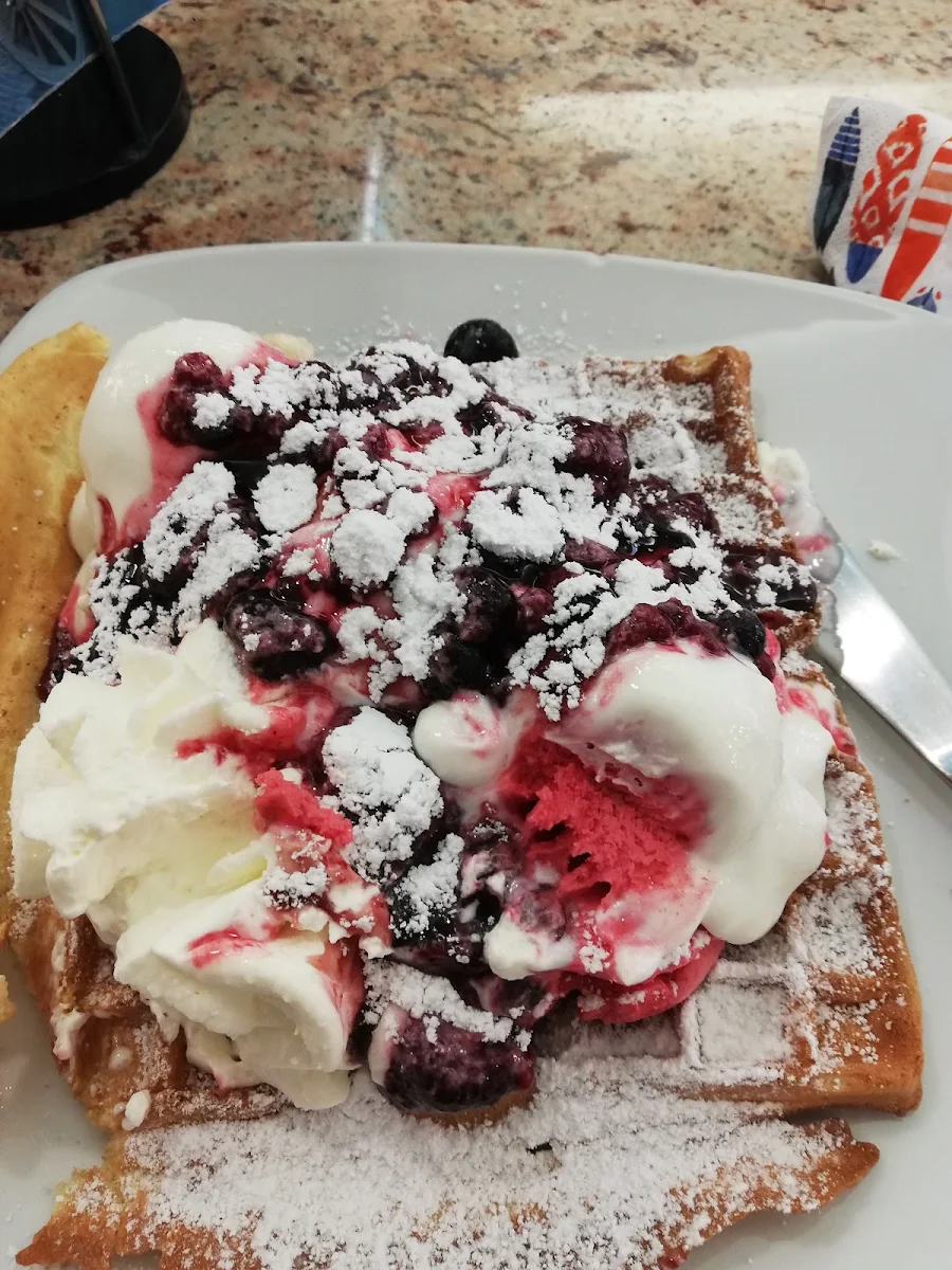 Natur Jogurt Eis Mit Waffel Und Früchte Und Herrliche Waffeln