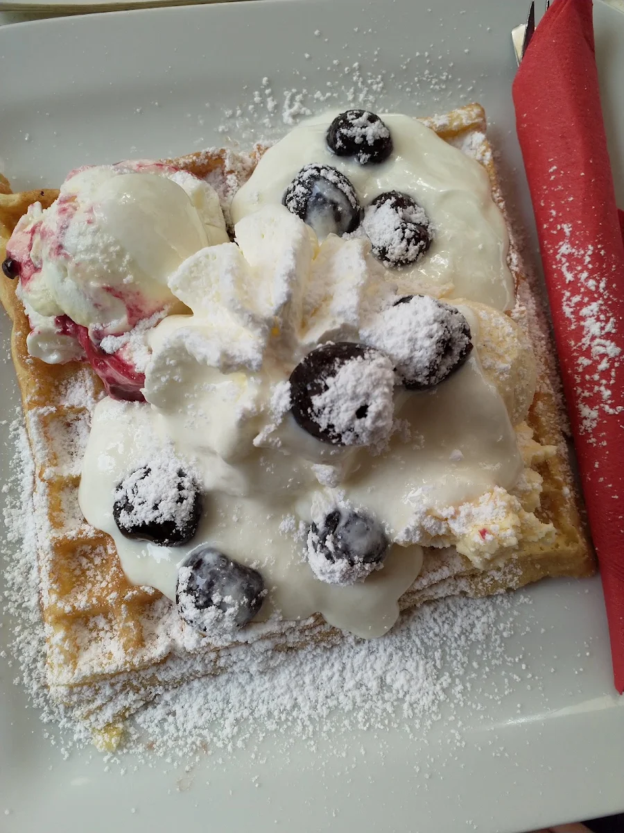 Waffel Mit Joghurt Eis Und Amarenakirschen