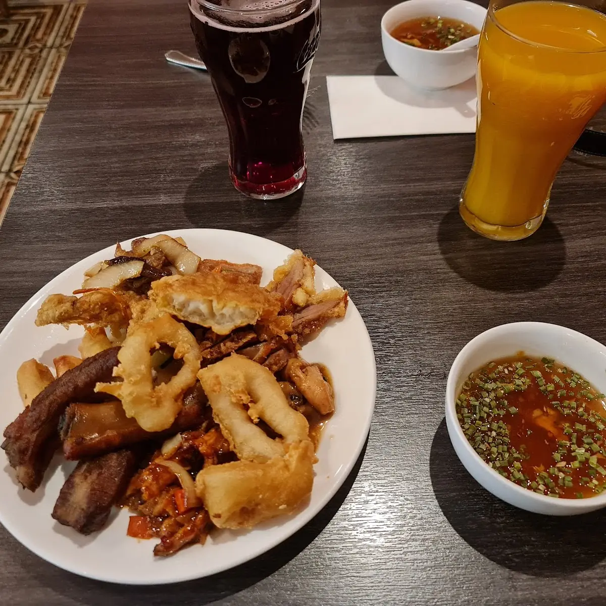 Gemischte Asiayische Gerichte Vom Buffet Und Eine Scharf-saure Suppe
