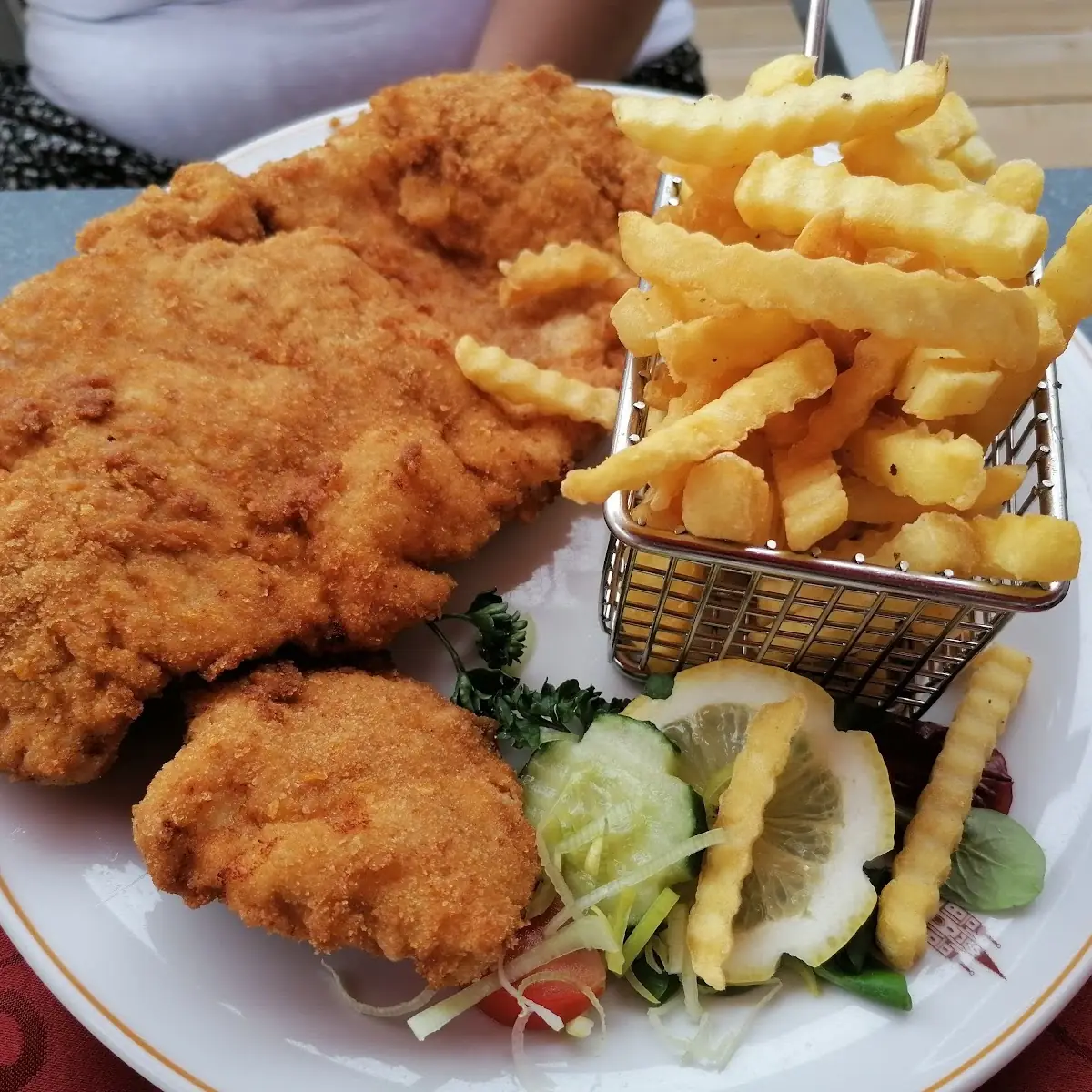 Surschnitzel Mit Salatteller