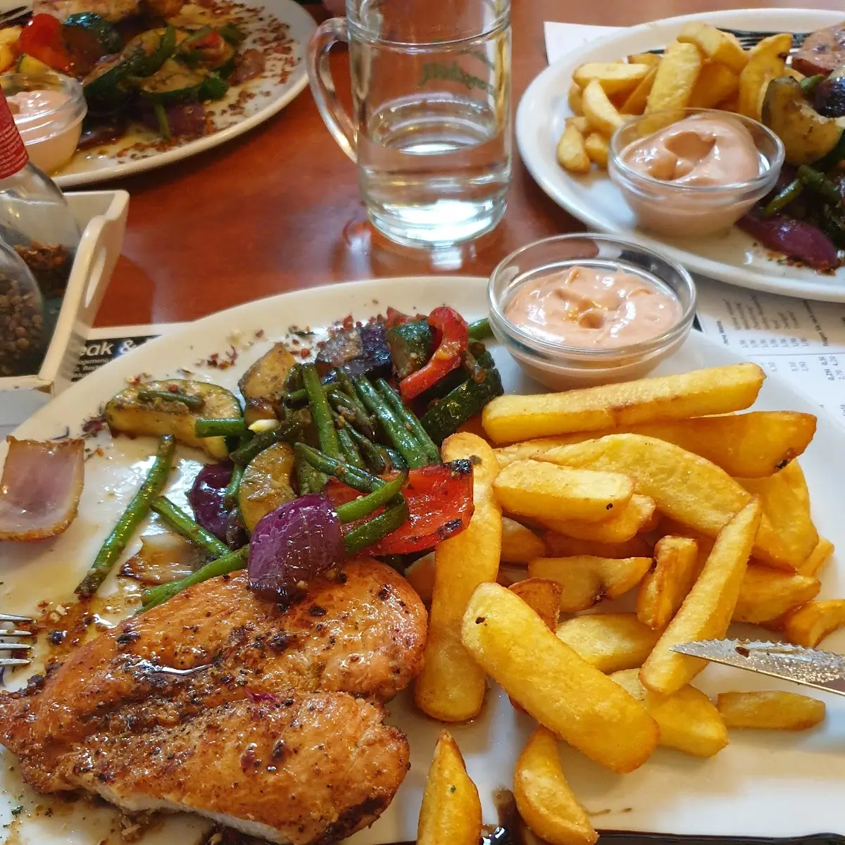Hühnerfilet Mit Gegrilltem Gemüse Und Steakhouse Pommes Frites