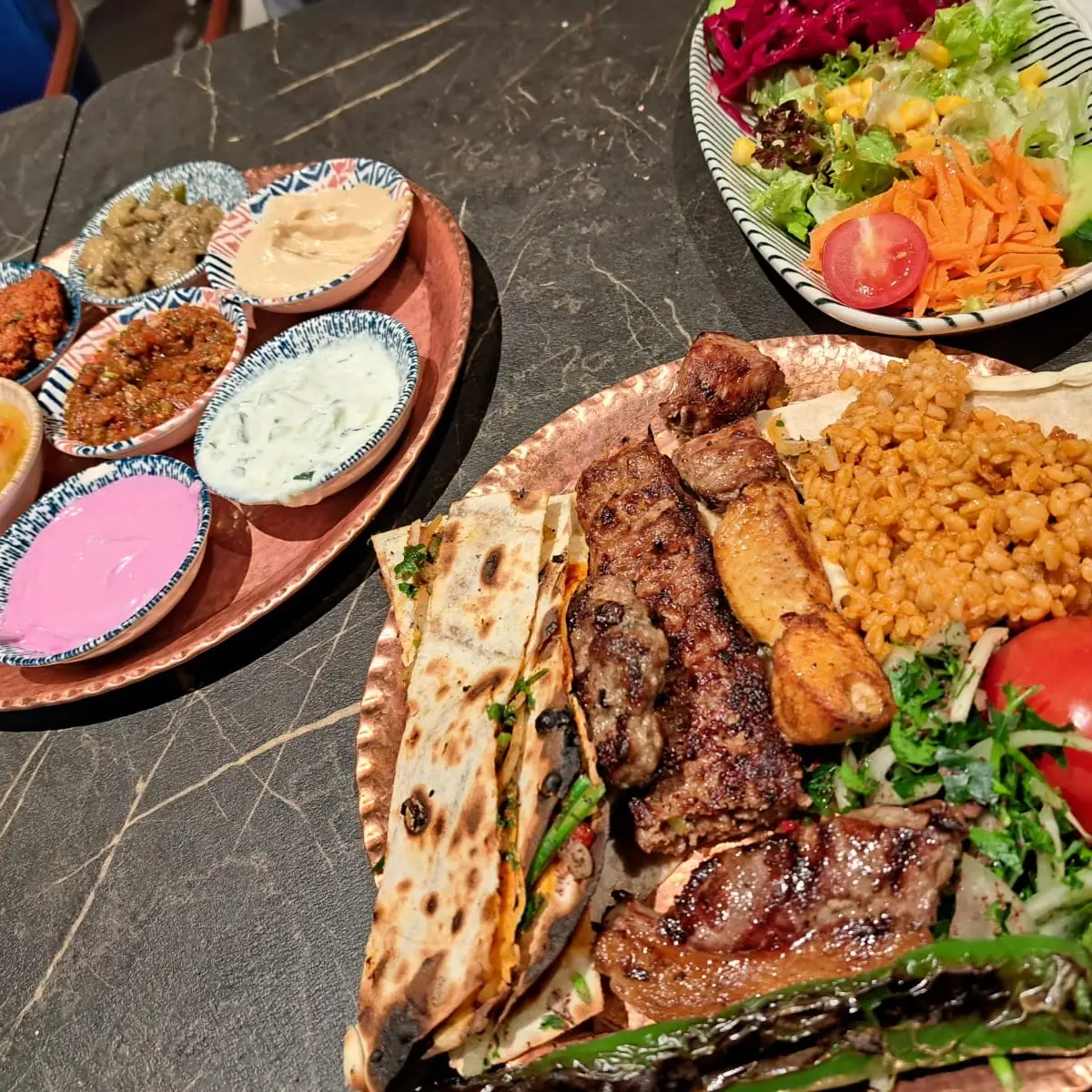 Grillteller Für 2 Personen Mit Hühnerfleisch Und Lamm