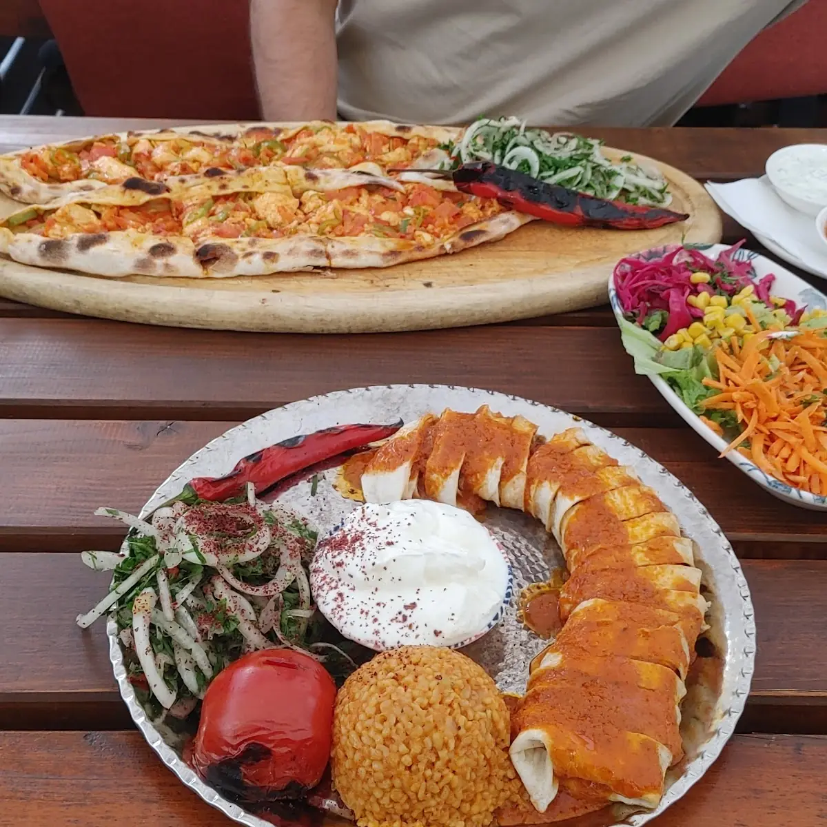 Hühnerpita U Lammhackfleisch In Fladenbrot Mit Tomatensauce