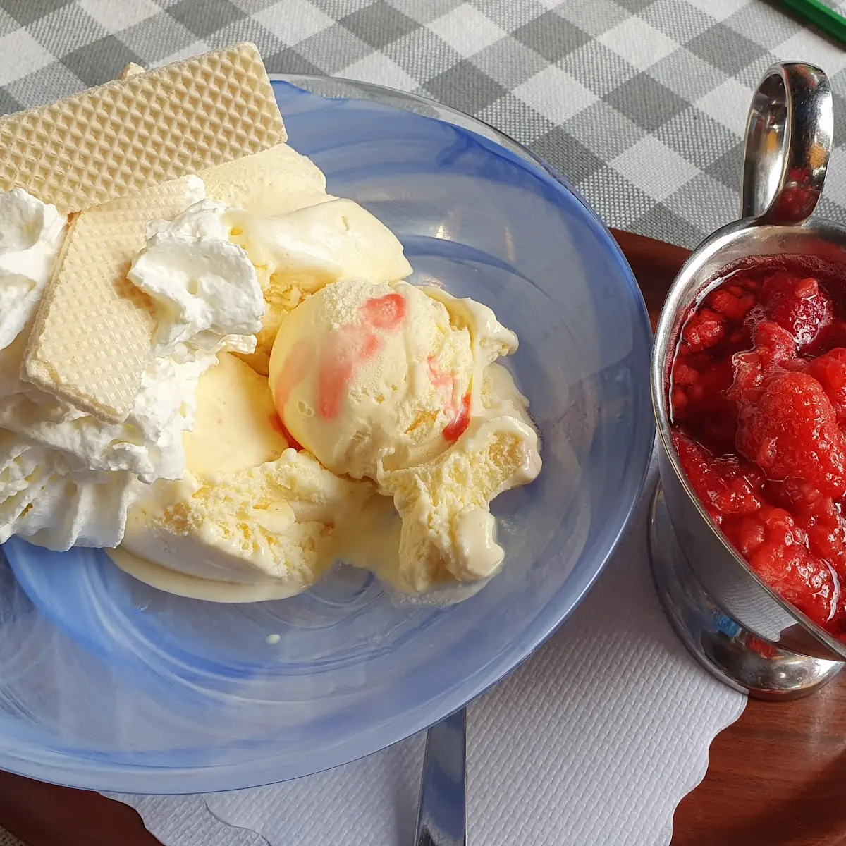 Vanilleeis Mit Heißen Himbeeren