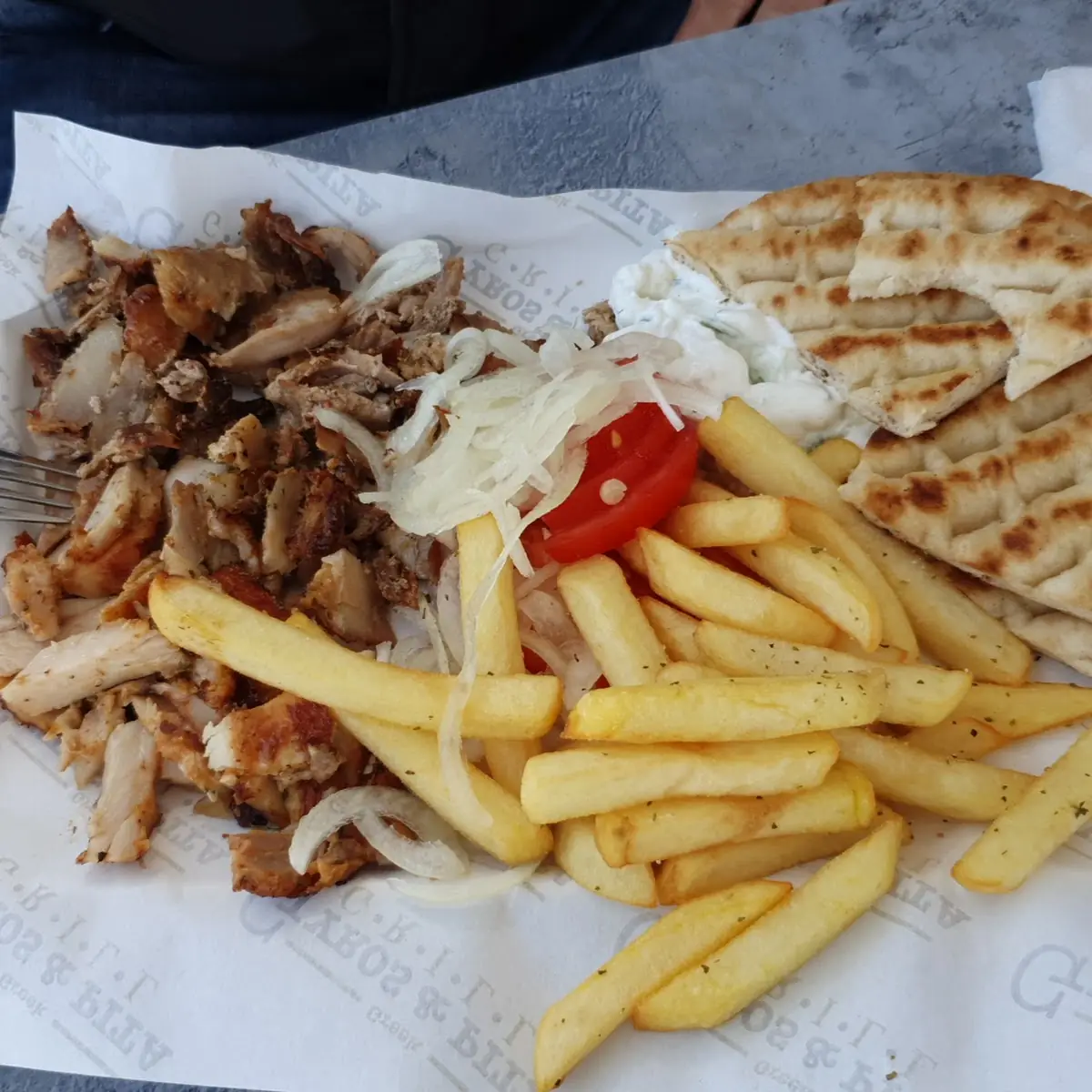 Gyros Teller Mit Tzatziki