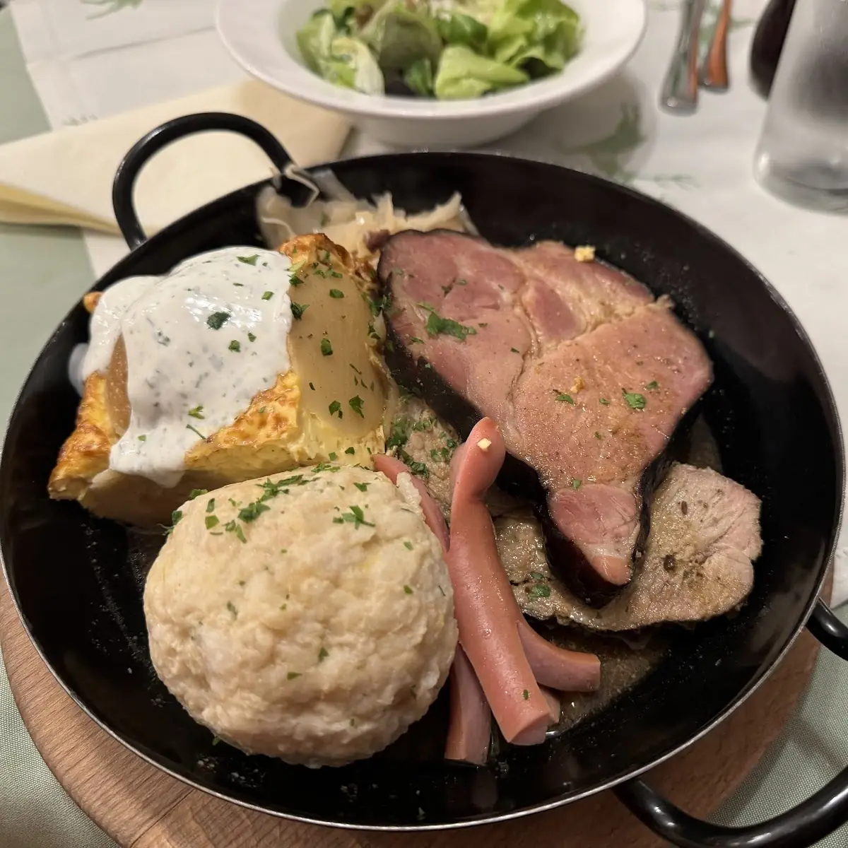 Schweinsbraten Mit Knödel Im Bratwurst Glöckerl