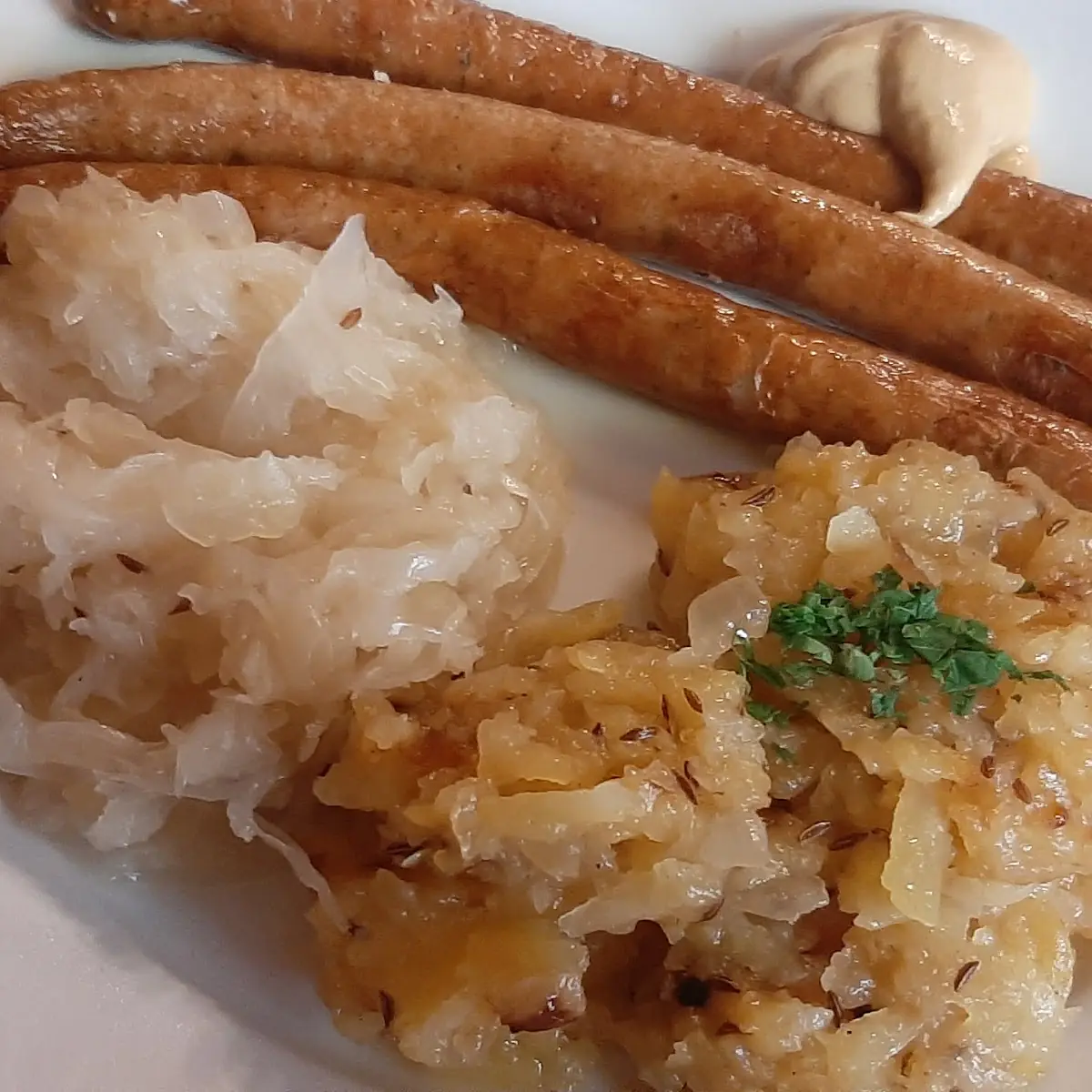 Bratwürstel Mit Rösti Und Kraut Menüportion