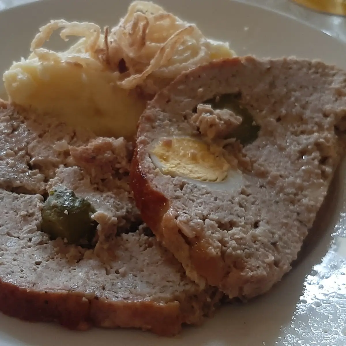 Stefaniebraten Mit Erdäpfelpürree Röstzwiebel Salat Menü Um 9 50