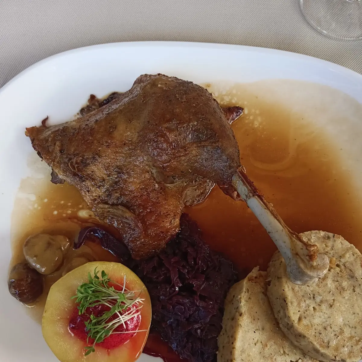 Gansel Erdäpfelknõdel Rotkraut Apfel Mit Preiselbeeren