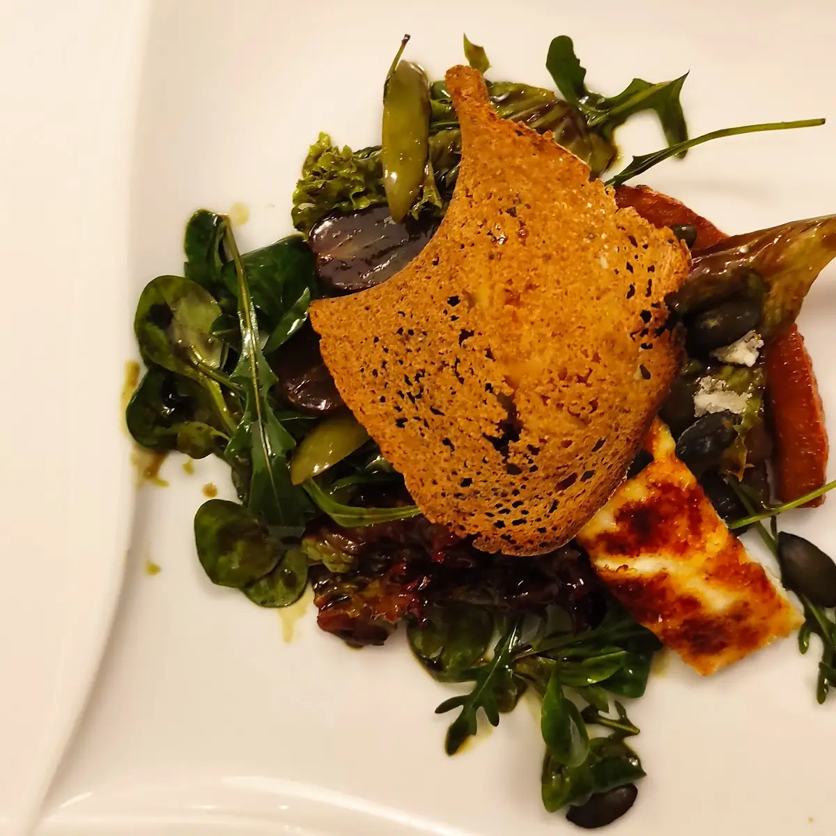 Gebratener Schafkäse Auf Blattsalat